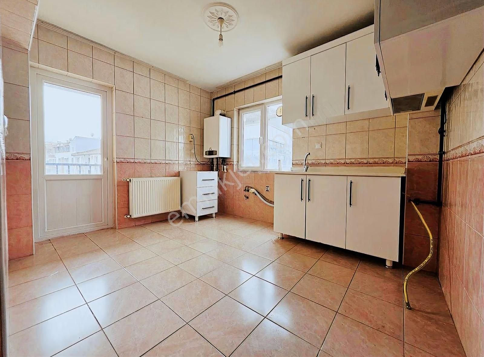 Elvan Mah.de Trene Yakın Cadde Üzeri Köşe Başı 3+1 Kiralık Daire