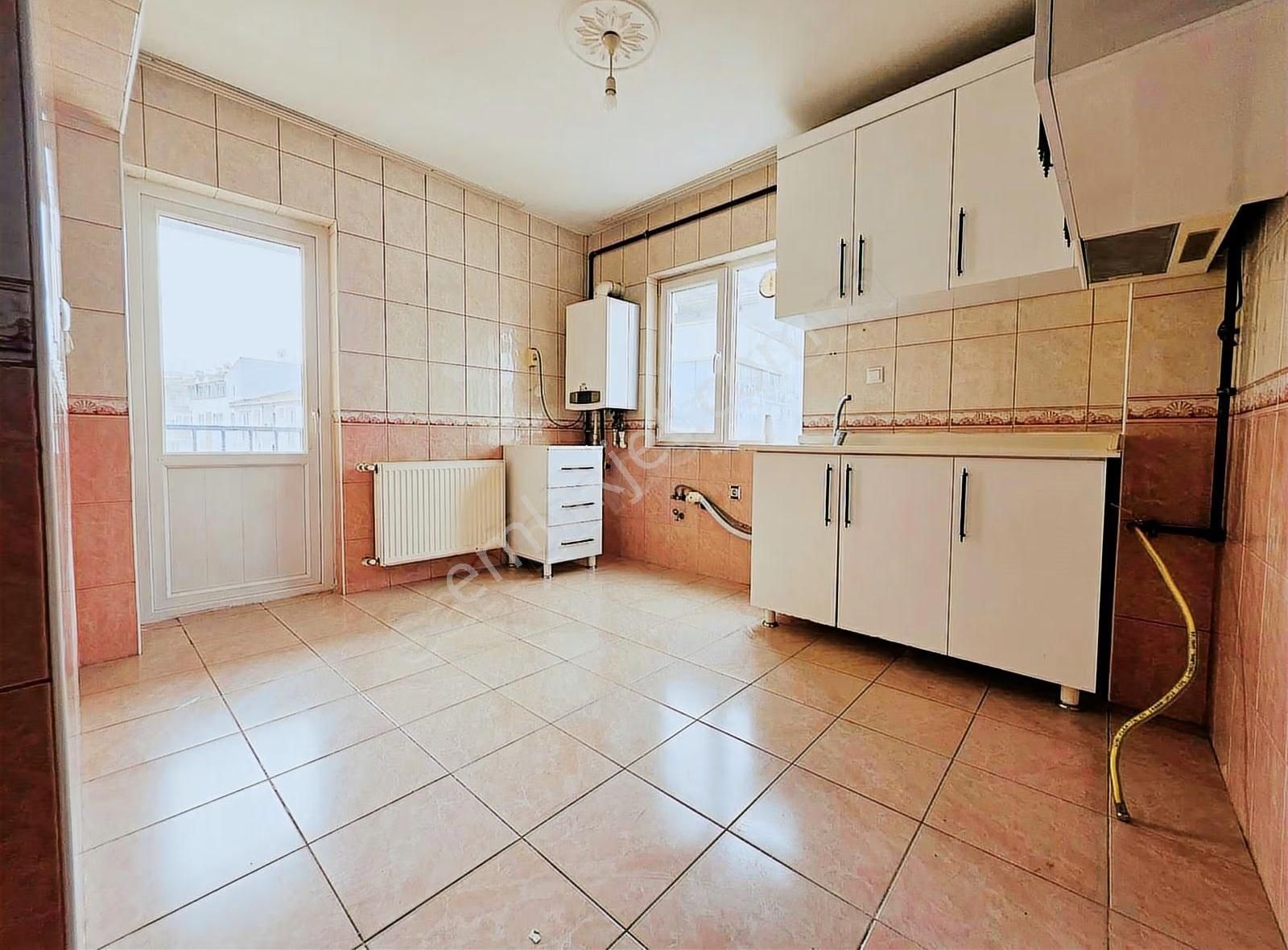 Elvan Mah.de Trene Yakın Cadde Üzeri Köşe Başı 3+1 Kiralık Daire - Görsel 7