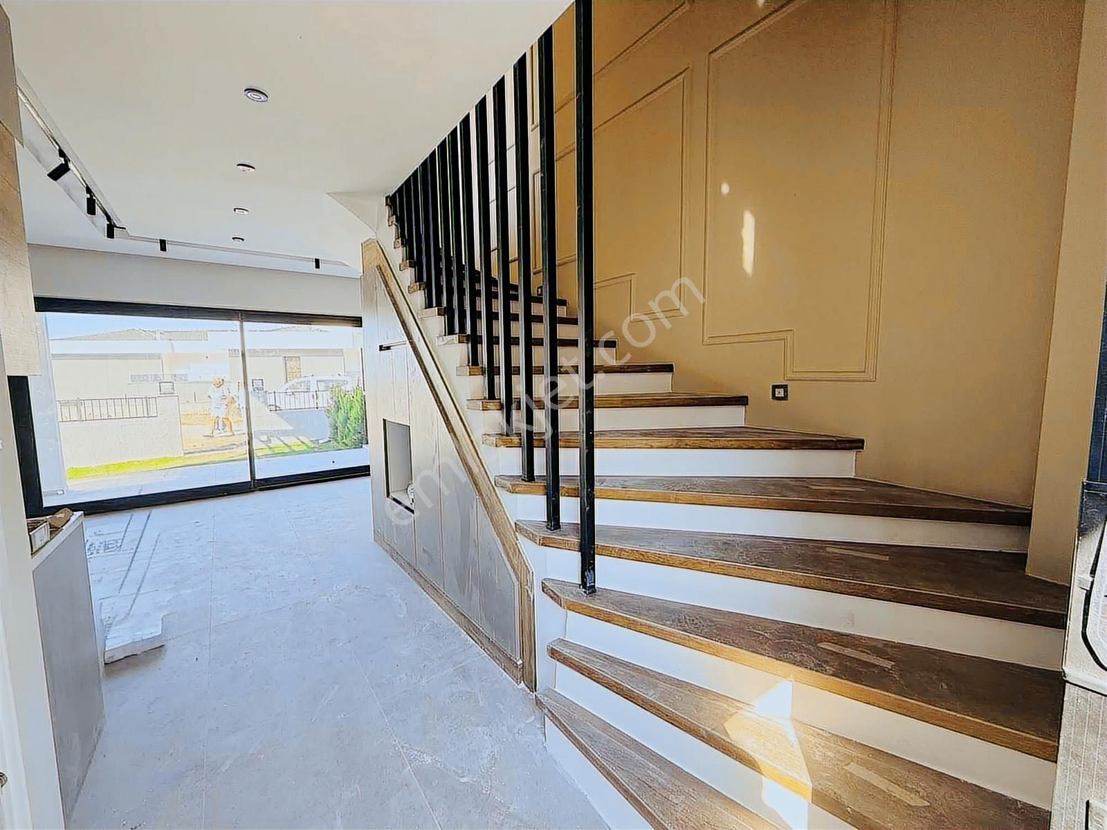 Kuşadası Güzelçamlı'da Havuzlu Satılık 2+1 Sıfır Eşyalı Yazlık - Görsel 12