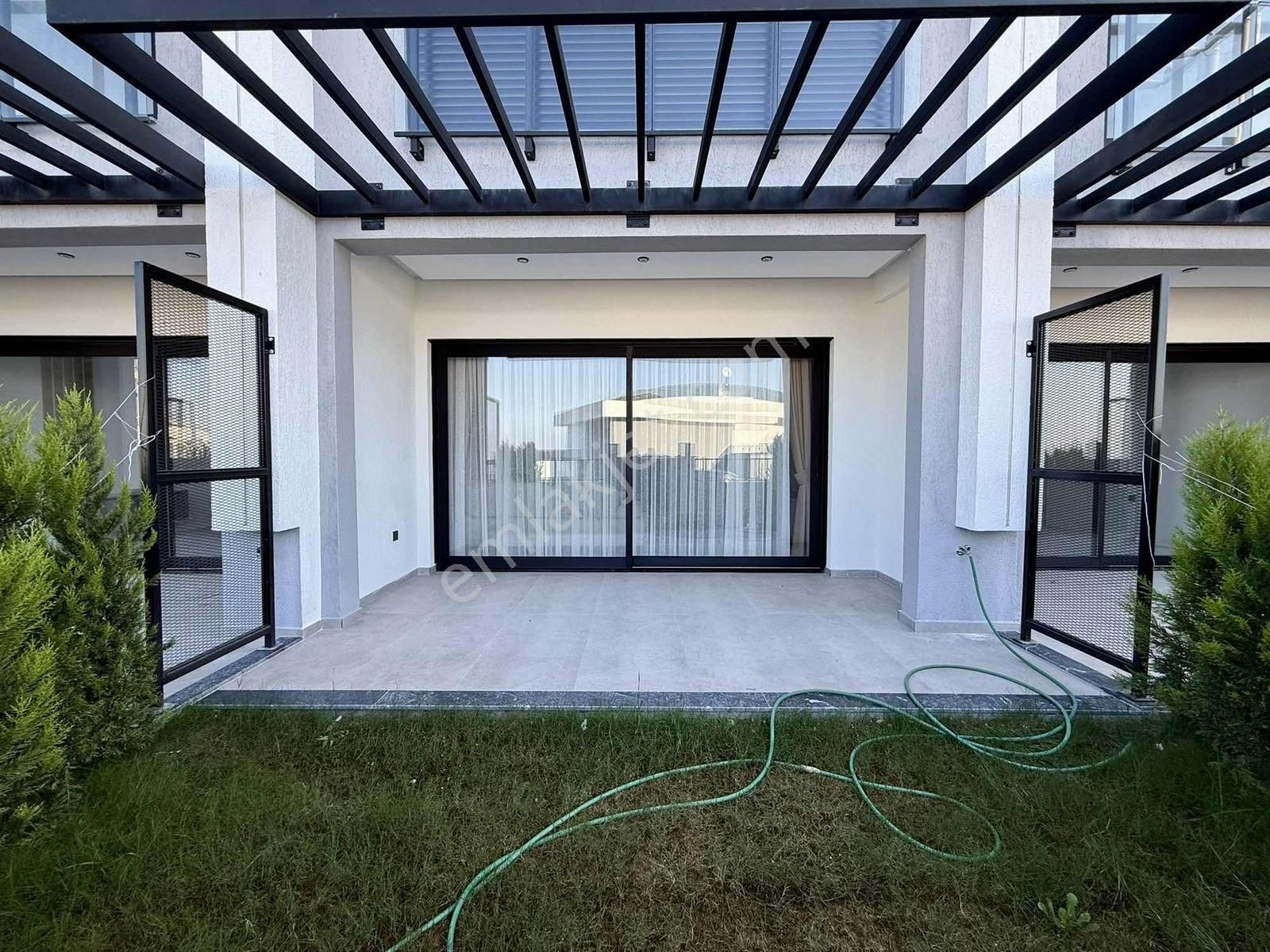 Kuşadası Güzelçamlı'da Havuzlu Satılık 2+1 Sıfır Eşyalı Yazlık - Görsel 2