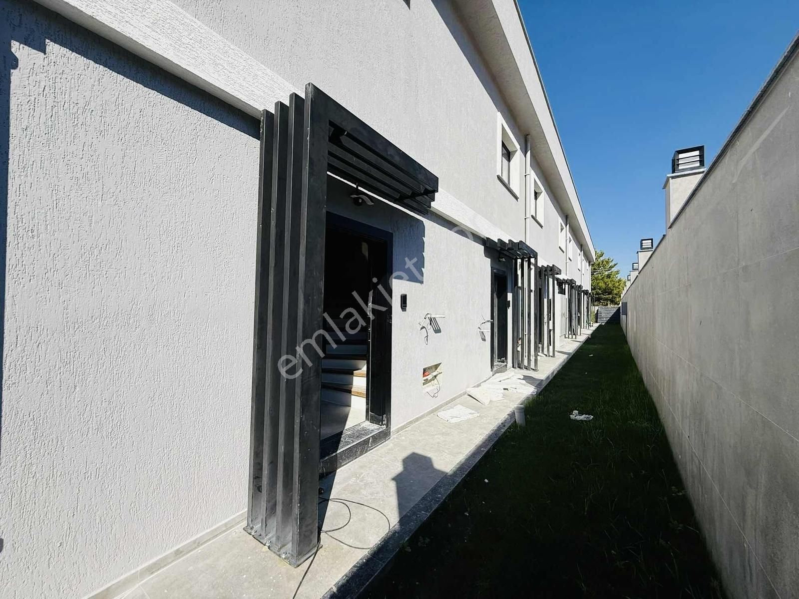 Kuşadası Güzelçamlı'da Havuzlu Satılık 2+1 Sıfır Eşyalı Yazlık - Görsel 31