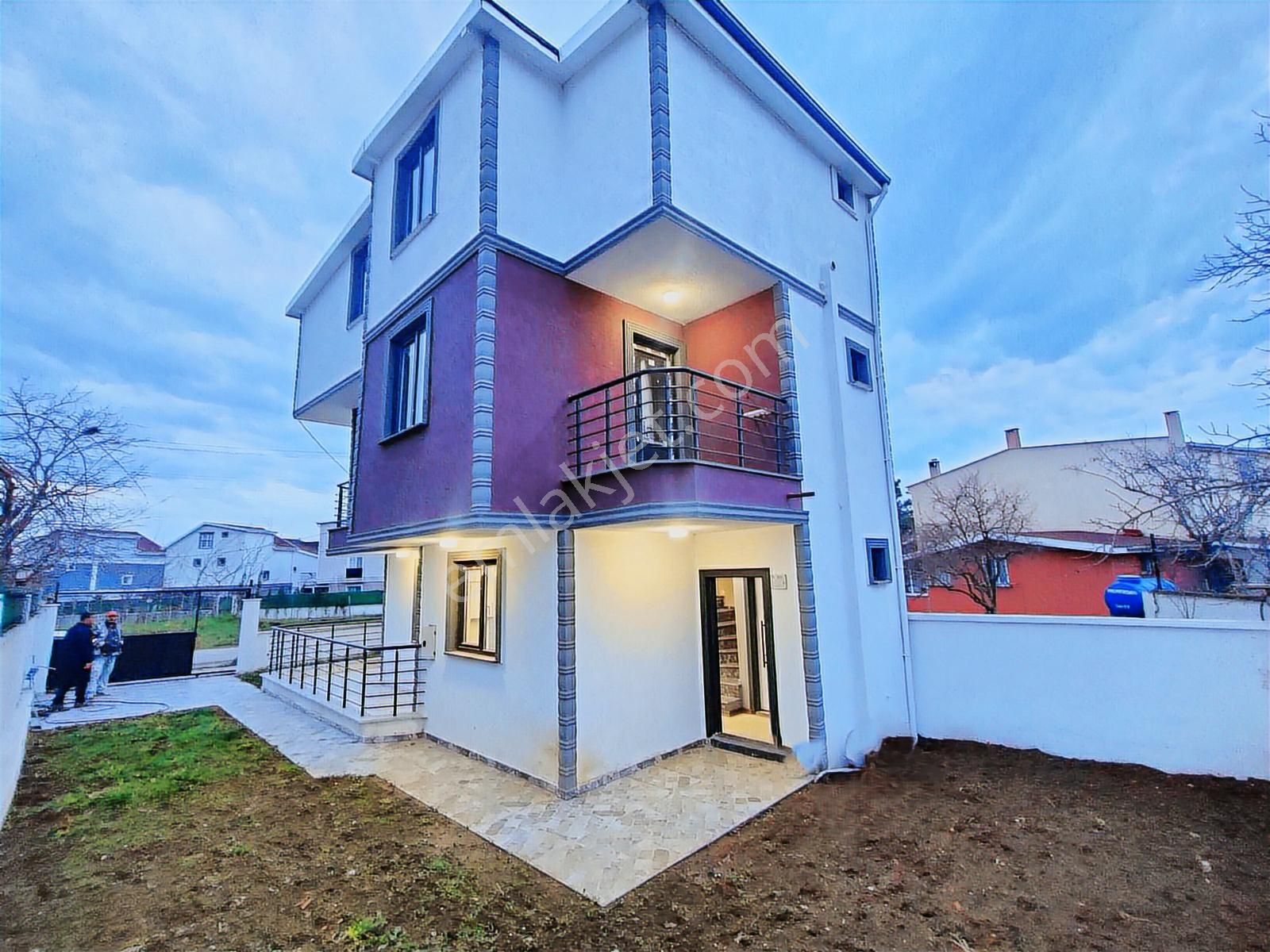Büyük Bahçeli*4+1*kanalizasyonlu*cadde Cepheli 'kartallardan' - Görsel 13