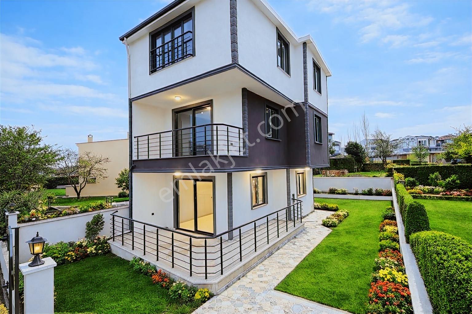 Büyük Bahçeli*4+1*kanalizasyonlu*cadde Cepheli 'kartallardan'