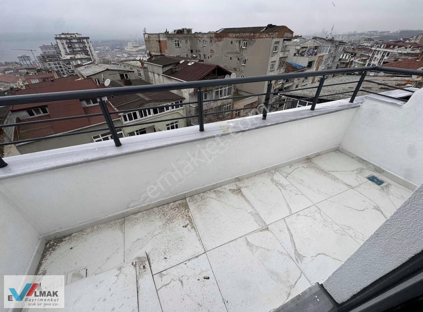 Evalmak'tan Kanarya Mah.de Satılık 1+1 Teras Kat Daire - Görsel 5