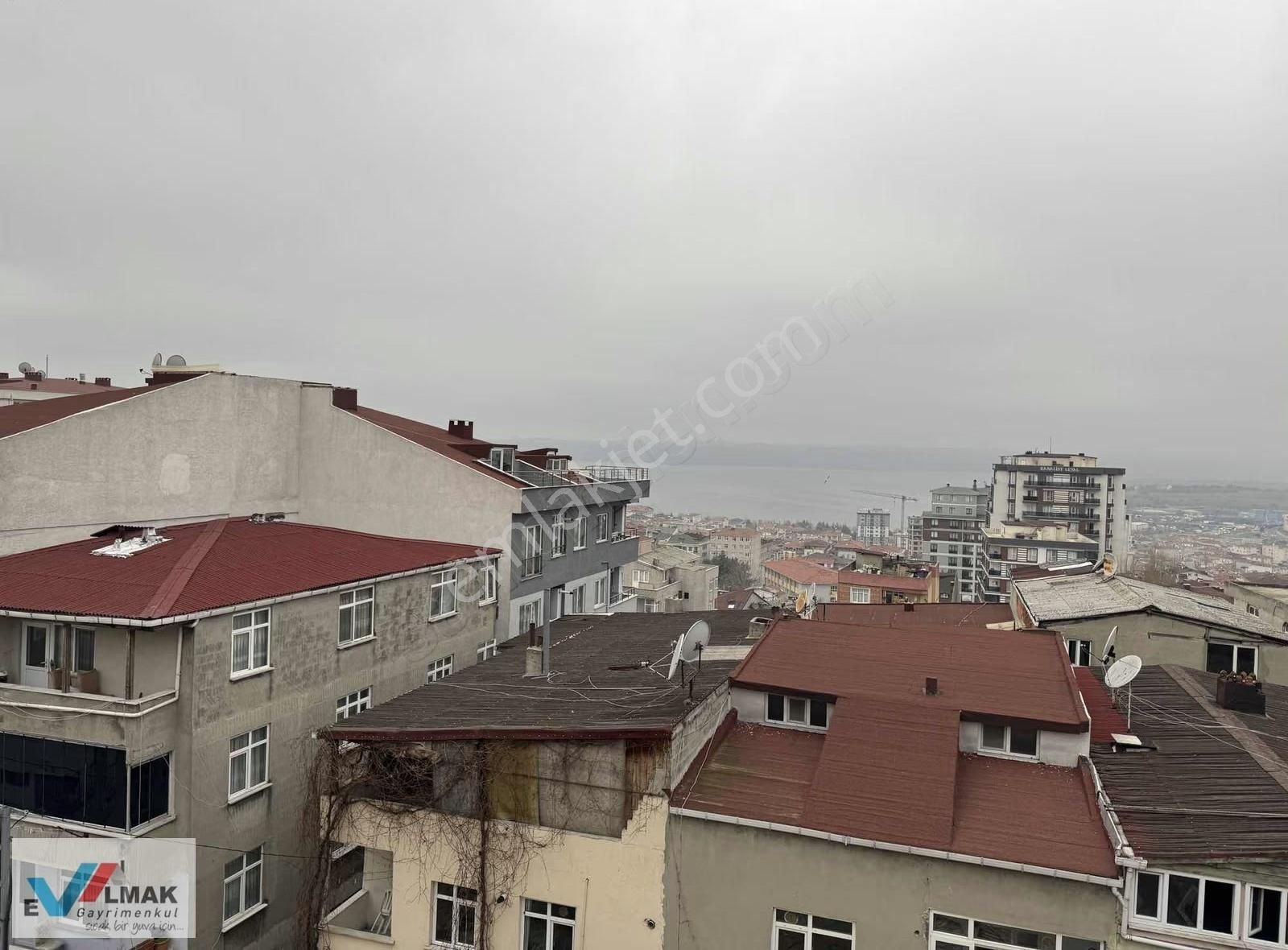 Evalmak'tan Kanarya Mah.de Satılık 1+1 Teras Kat Daire - Görsel 11