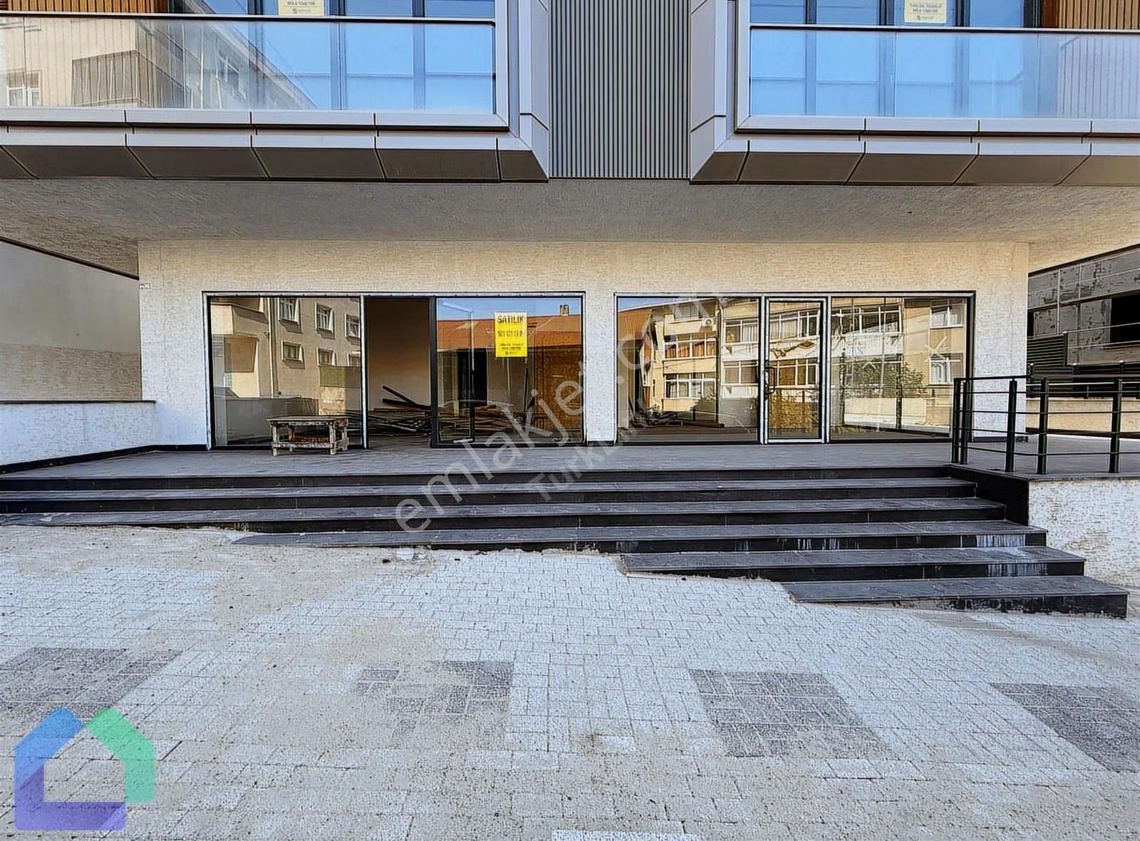 Çamlıca Camisinin Hemen Yanında 470m2 Kiralık Dükkan