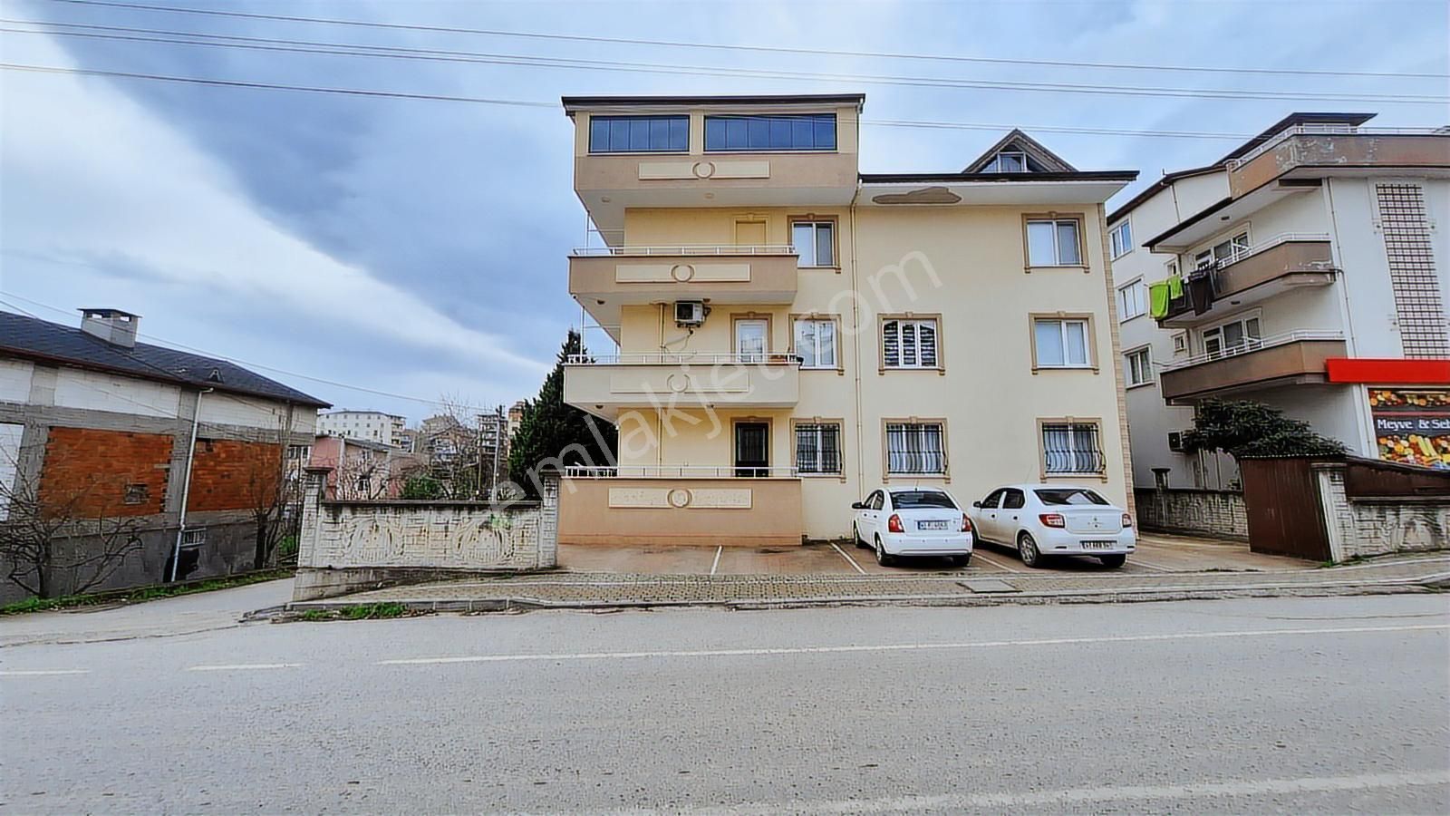 Derince Sırrıpaşa Çenedere Cad. Üzeri Satılık 3+1 Arakat Daire