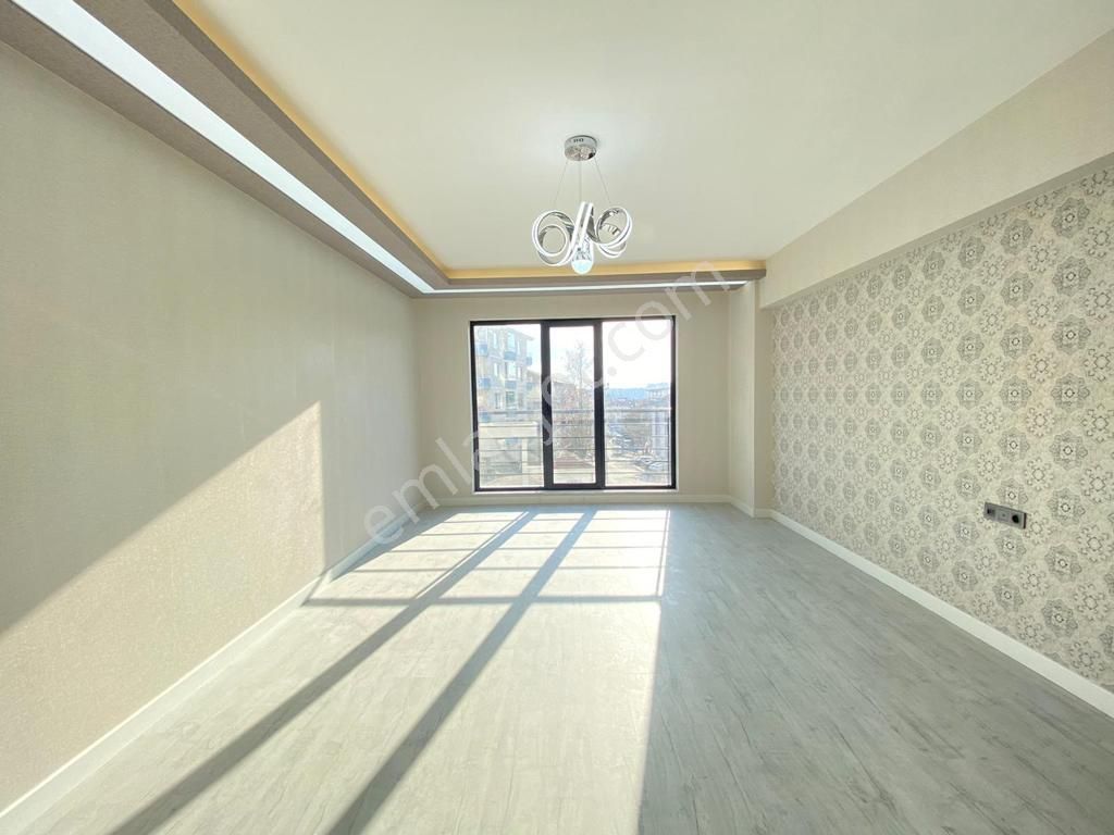 Pursaklar Mehmet Zengin Emlak'tan Kapalı Otoparklı 3.kat 4+1 Teras Balkonlu Sitede Daire - Görsel 8