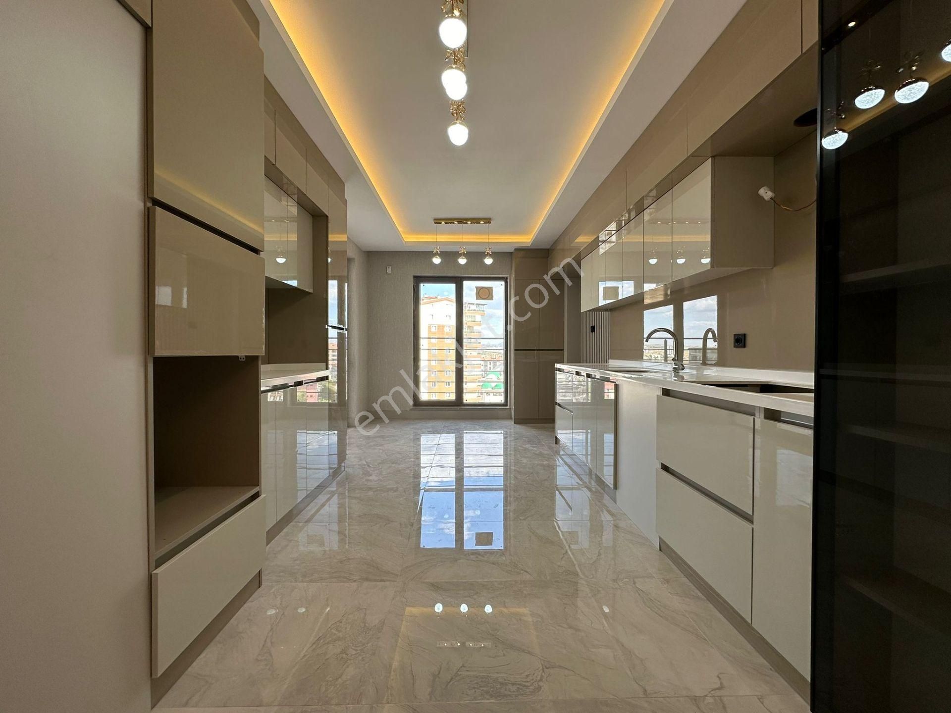 Pursaklar Mehmet Zengin Emlak'tan Kapalı Otoparklı Çift Banyolu Kilerli 4.kat 4+1 Ultra Lüks Sitede