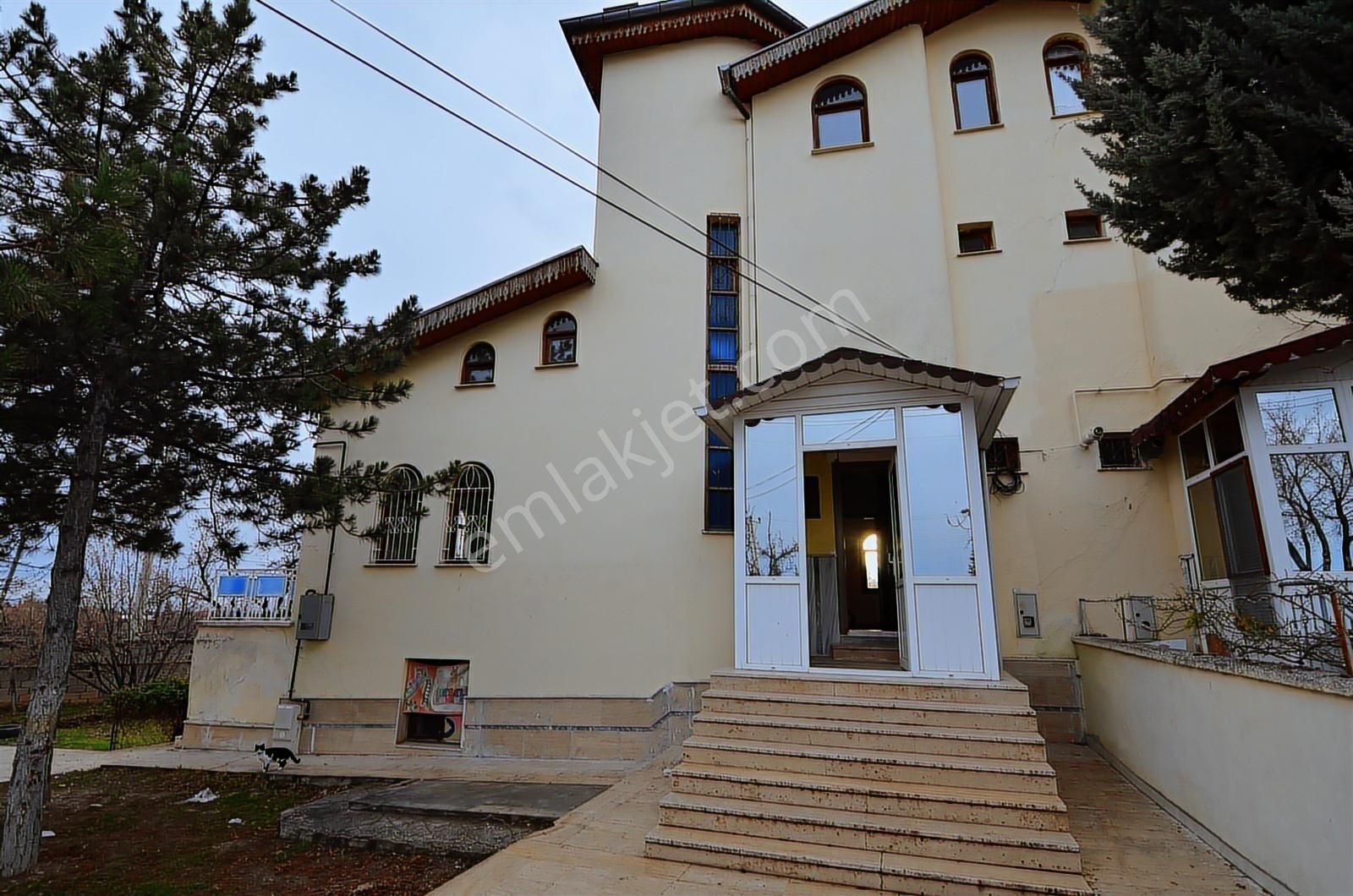 Talha Tozduman'dan Meram Yaka'da 6+1 Oda Müstakil Ev Kiralık - Görsel 14