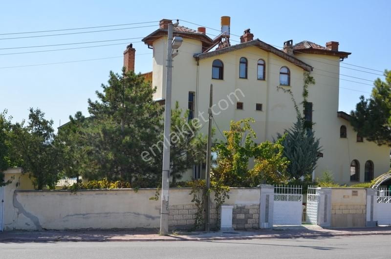 Talha Tozduman'dan Meram Yaka'da 6+1 Oda Müstakil Ev Kiralık - Görsel 3