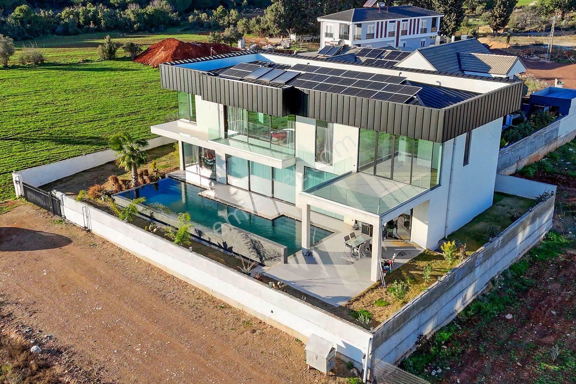 Gökhan Üçgün'den Büyük Arsalı, Özel Mimarili Lüks Müstakil Villa