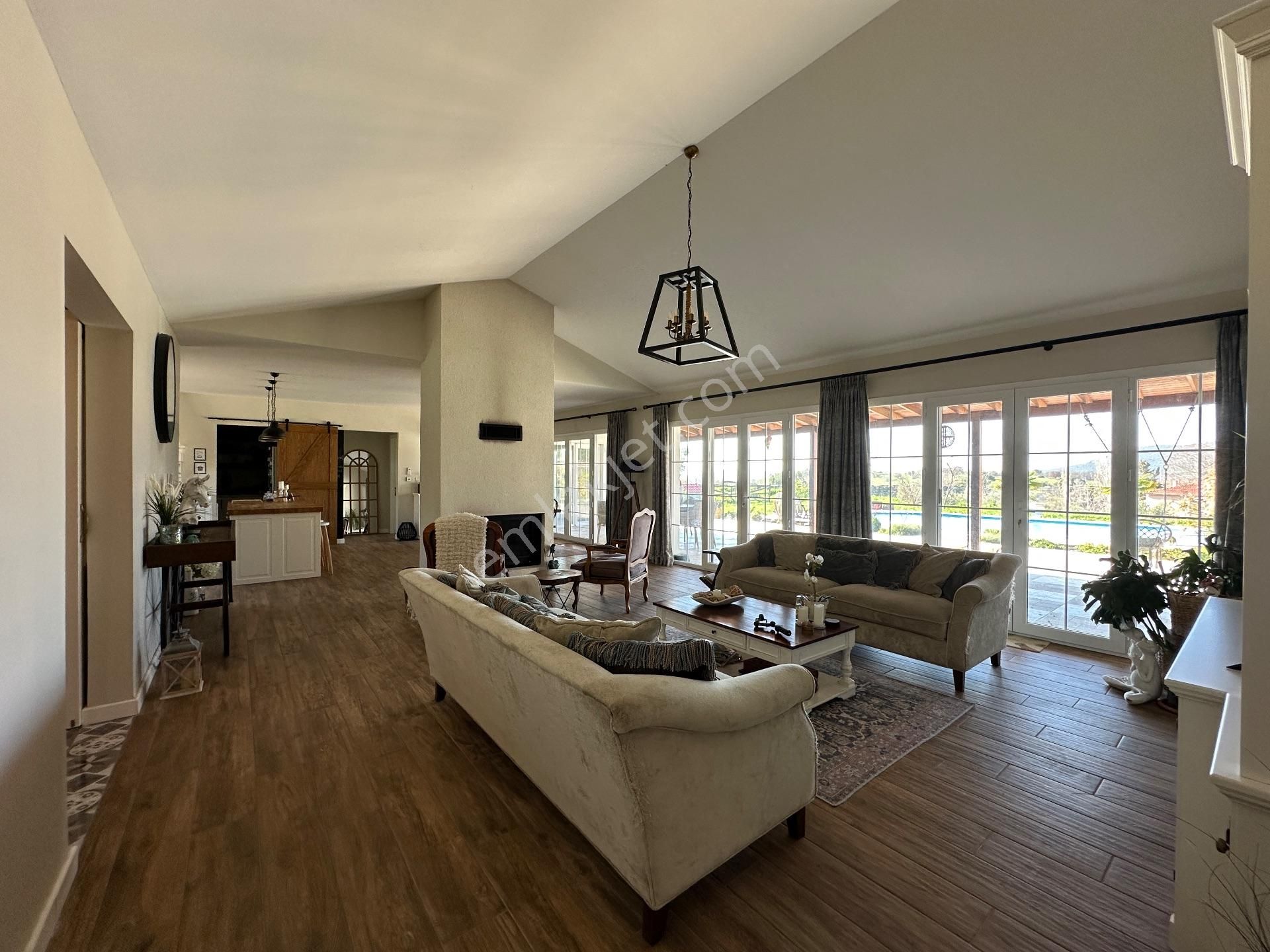 Urla Bademler 5 Dönüm Arsa İçerisinde Satılık 4+2 Müstakil Villa - Görsel 12