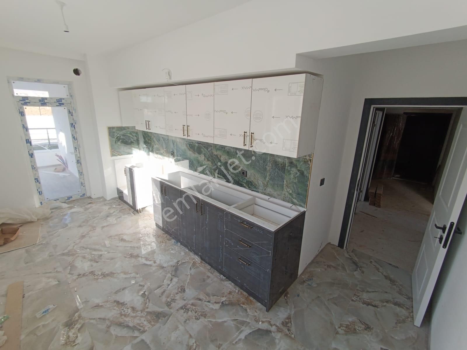 Kent'ten Kıbrıs Köyü Girişi Yeşilbayır Merkez Saat Kulesi Yakını Çok Katlı Sitede Uygun Fiyata!!!