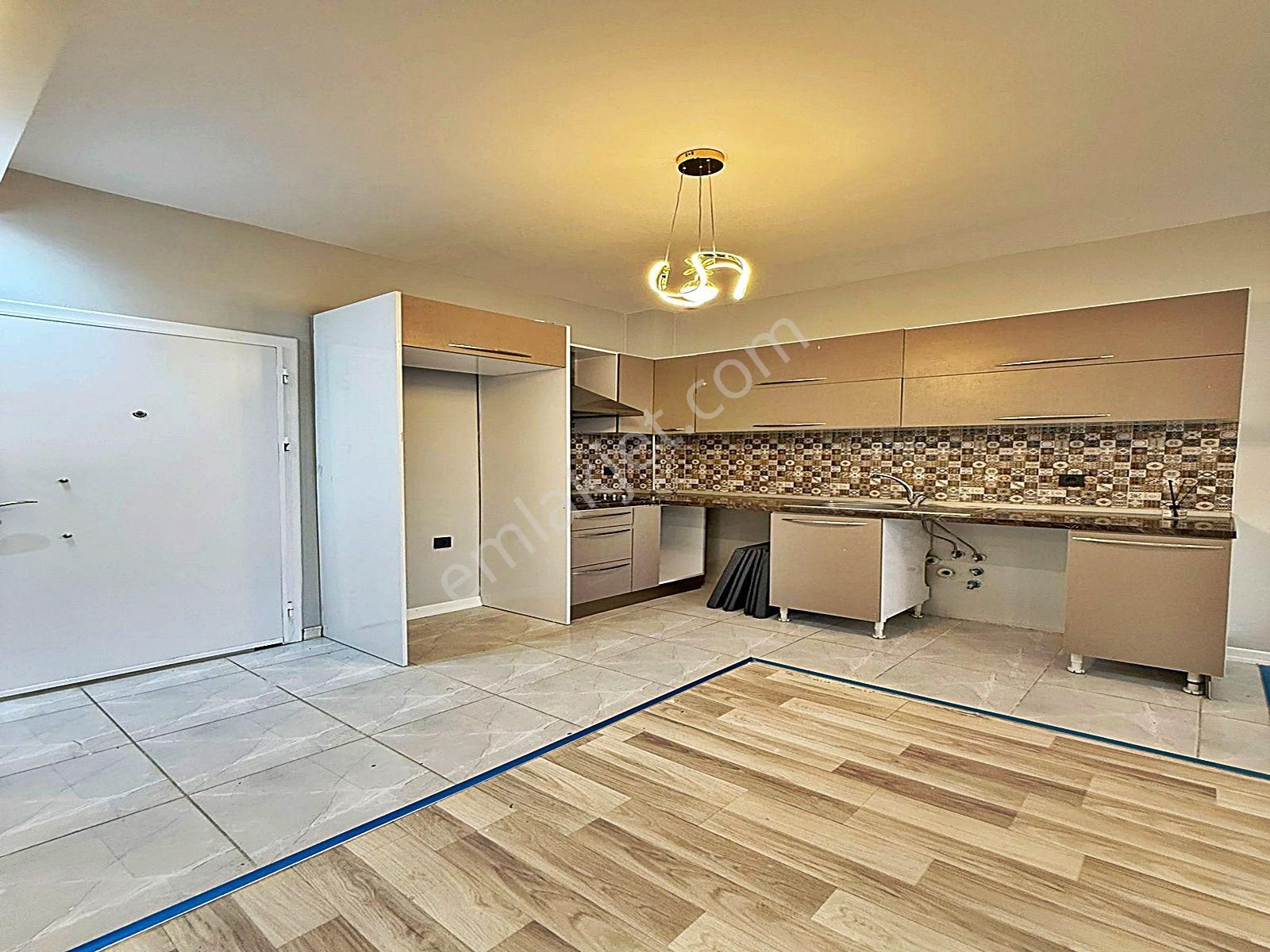 Metrobüse Çok Yakın ! Havuzlu Güvenlikli Site İçinde 1+1 Lüks - Görsel 4