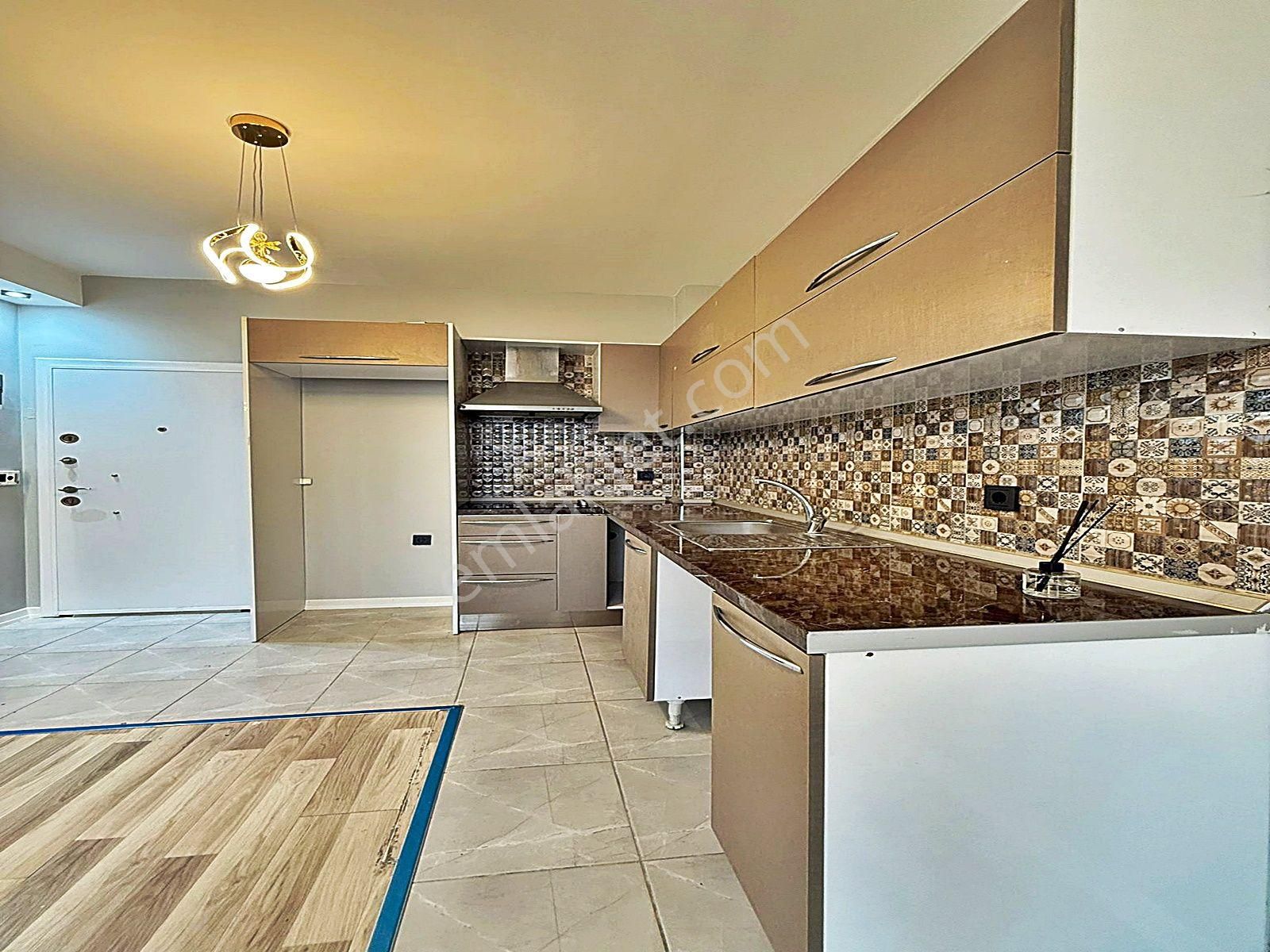 Metrobüse Çok Yakın ! Havuzlu Güvenlikli Site İçinde 1+1 Lüks - Görsel 7