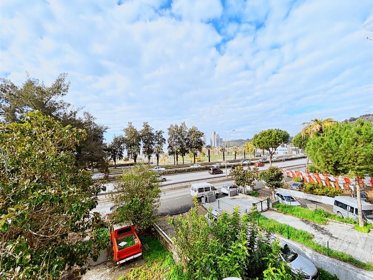 Bayraklı Anadolu Caddesi Üzerinde Deniz Manzaralı Kiralık Daire