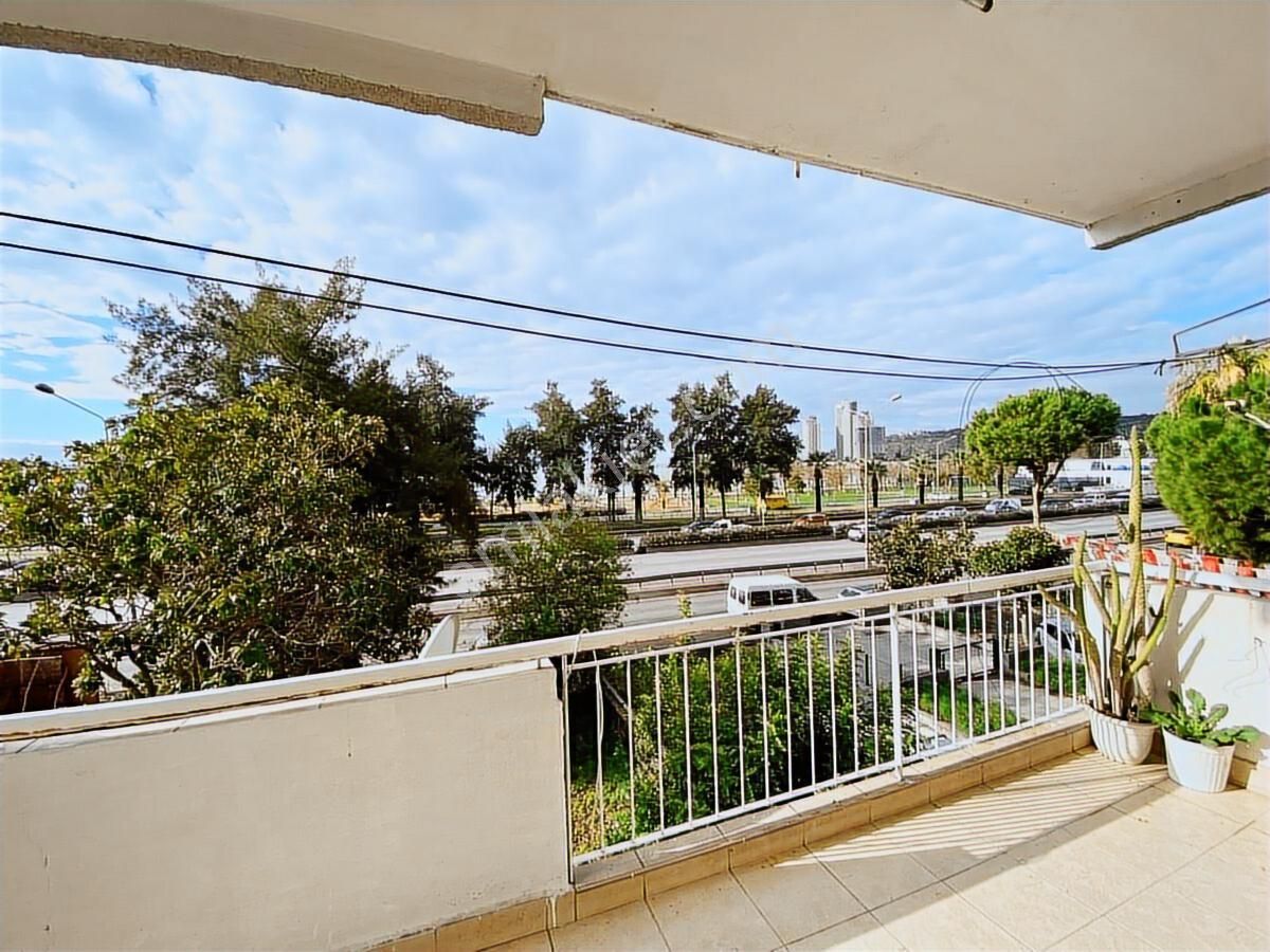 Bayraklı Anadolu Caddesi Üzerinde Deniz Manzaralı Kiralık Daire - Görsel 2