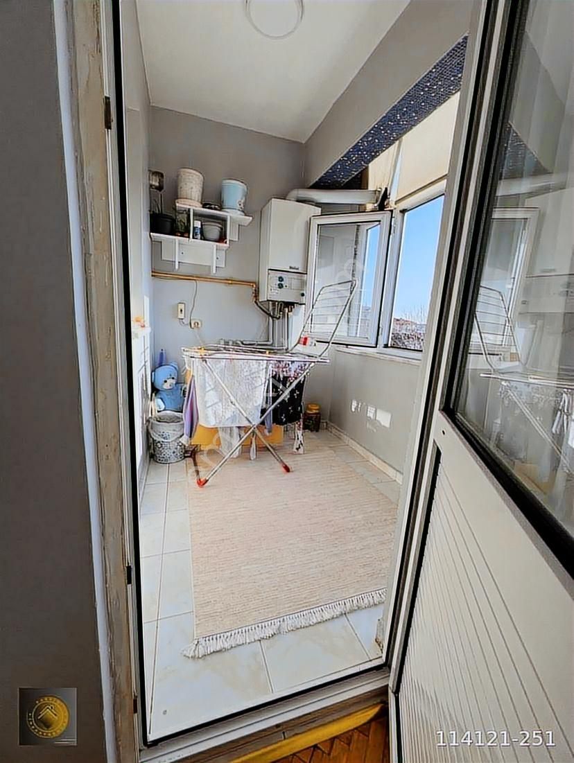 Metrobüse Yürüme Mesafesinde Satılık 2+1 Arakat Daire - Görsel 2