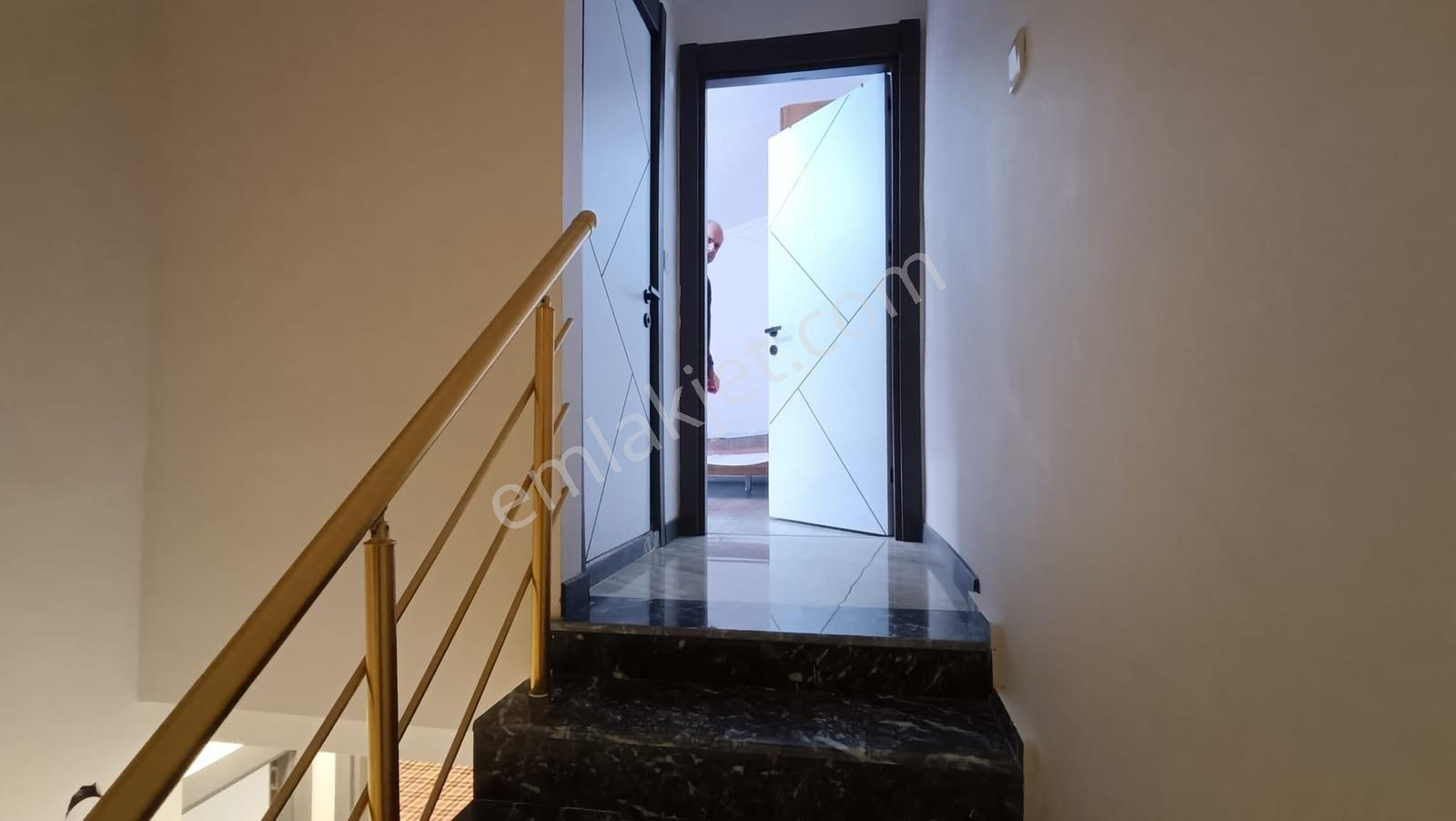 Çukuraltı Merkezinde, Büyük Bahçeli Triplex Villa - Görsel 21