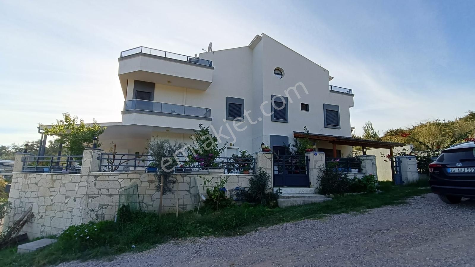 Çukuraltı Merkezinde, Büyük Bahçeli Triplex Villa