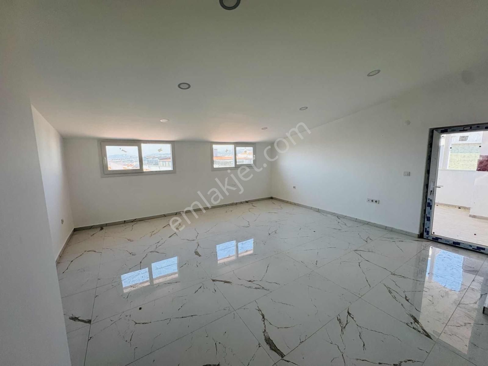 Kuşadası Davutlar'da Havuzlu Otoparklı Sitede 3+1 Dubleks Daire - Görsel 4