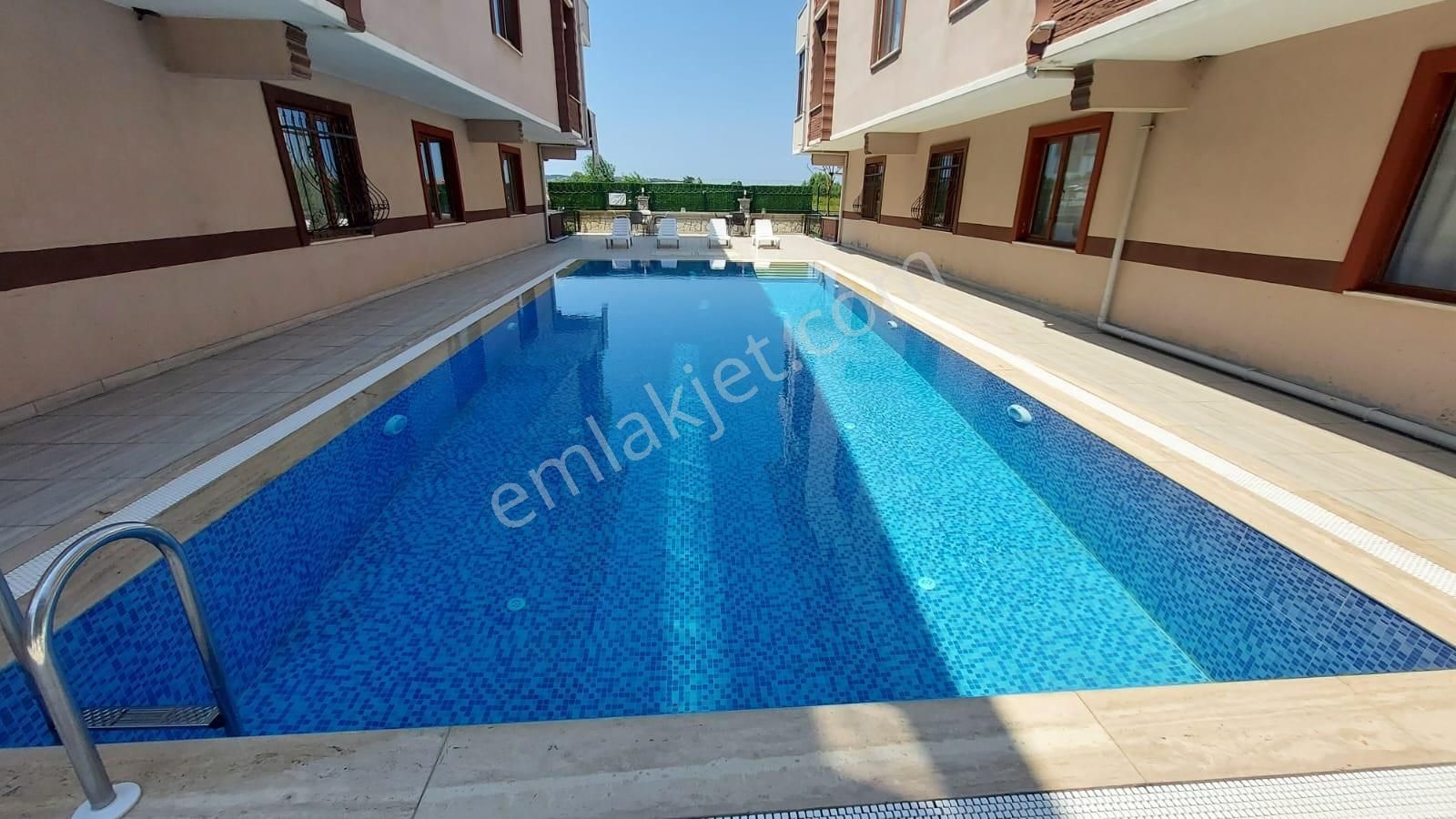 Havuzlu Site Ayrıcalığıyla Karasu'da Geniş 2+1 Satılık Daire