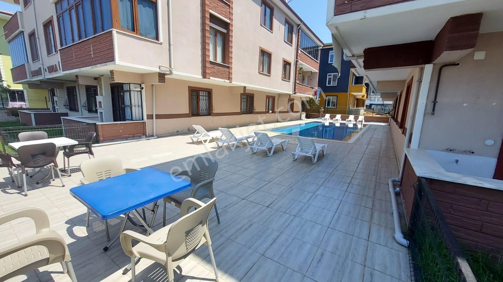 Havuzlu Site Ayrıcalığıyla Karasu'da Geniş 2+1 Satılık Daire - Görsel 2