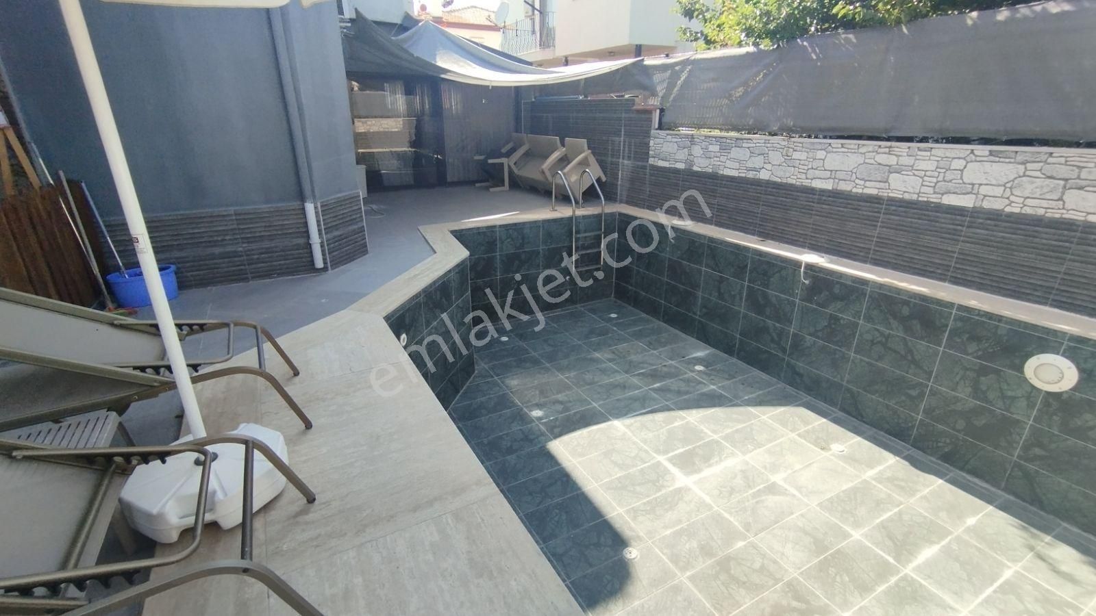 Foça'da Cadde Üstünde İlkon'dan Satılık 3+1 Lüks Villa Ve Dükkan