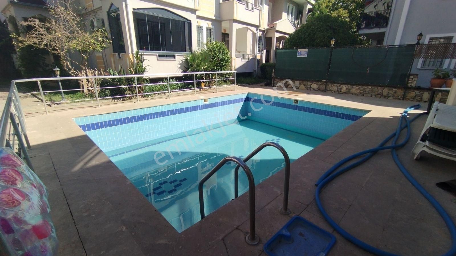 İlkon'dan Foça'da Havuzlu Sitede Satılık 3+1 Çatı Dubleks Daire