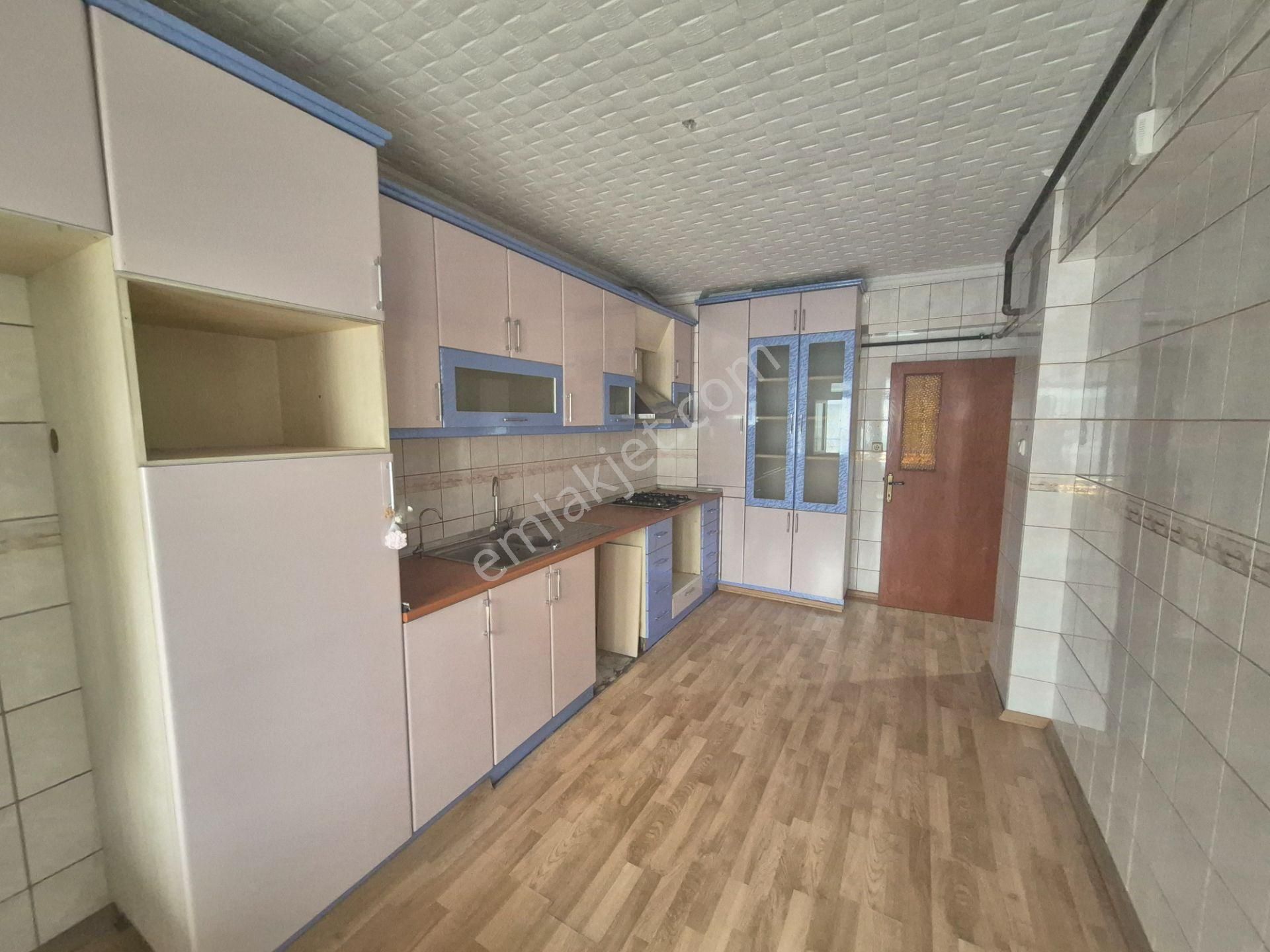 Ragıp Tüzün Mah. 2 Salon 6 Oda 1 Açık Teras 1 Kapalı Teras 3 Banyolu Satılık Daire - Görsel 4