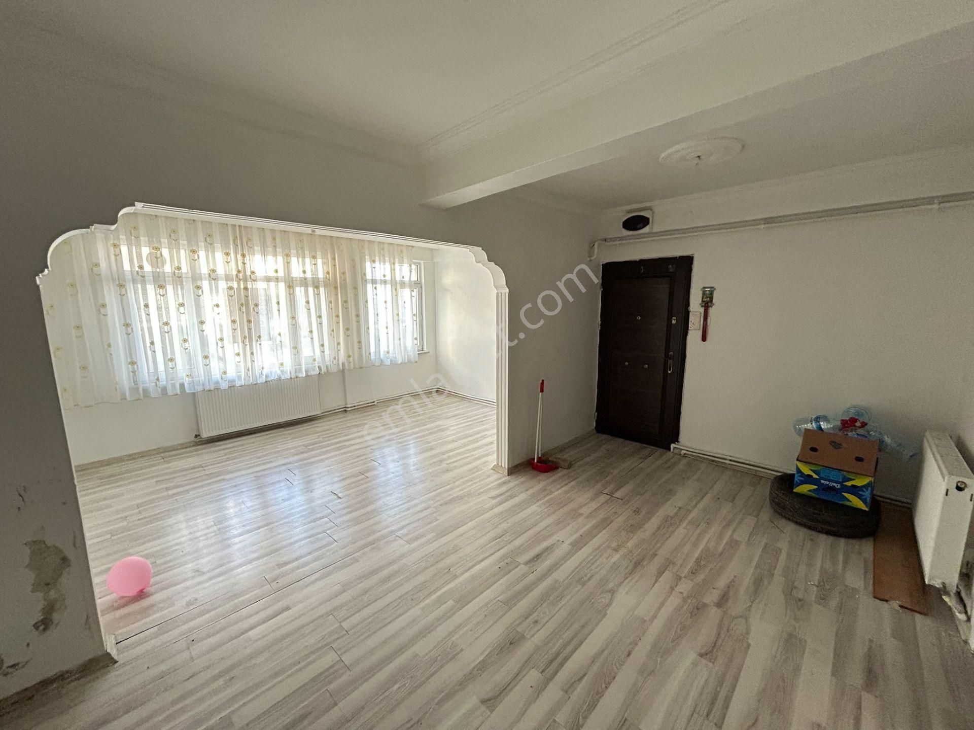Cihan Emlaktan Kiralık Hacı Yusufta 2+1 Giriş Kat Bahçeli Daire - Görsel 3