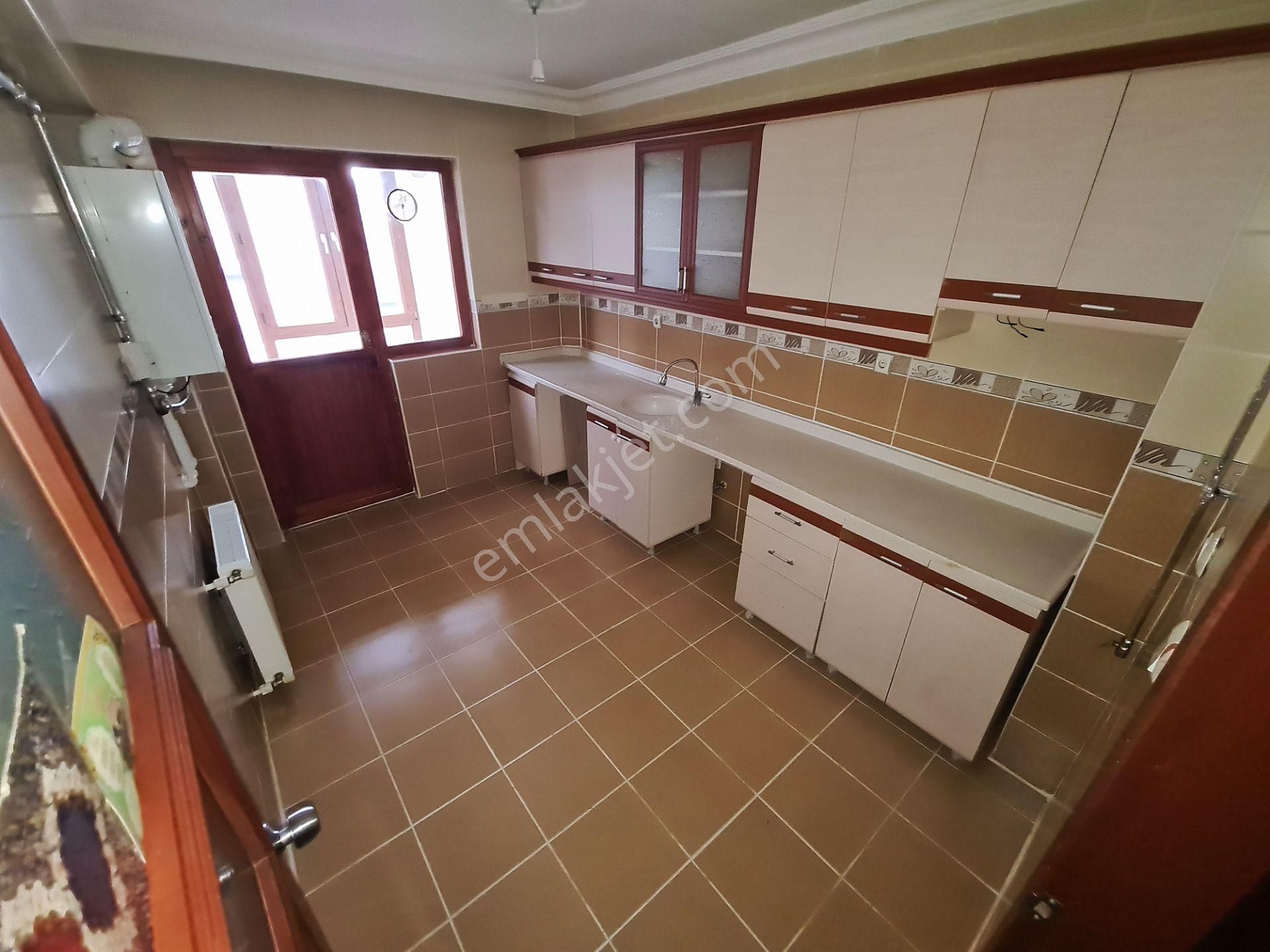 Hayri Erişen İ.ö.o Yakını Arakatta Asansörlü 2-balkonlu 3+1