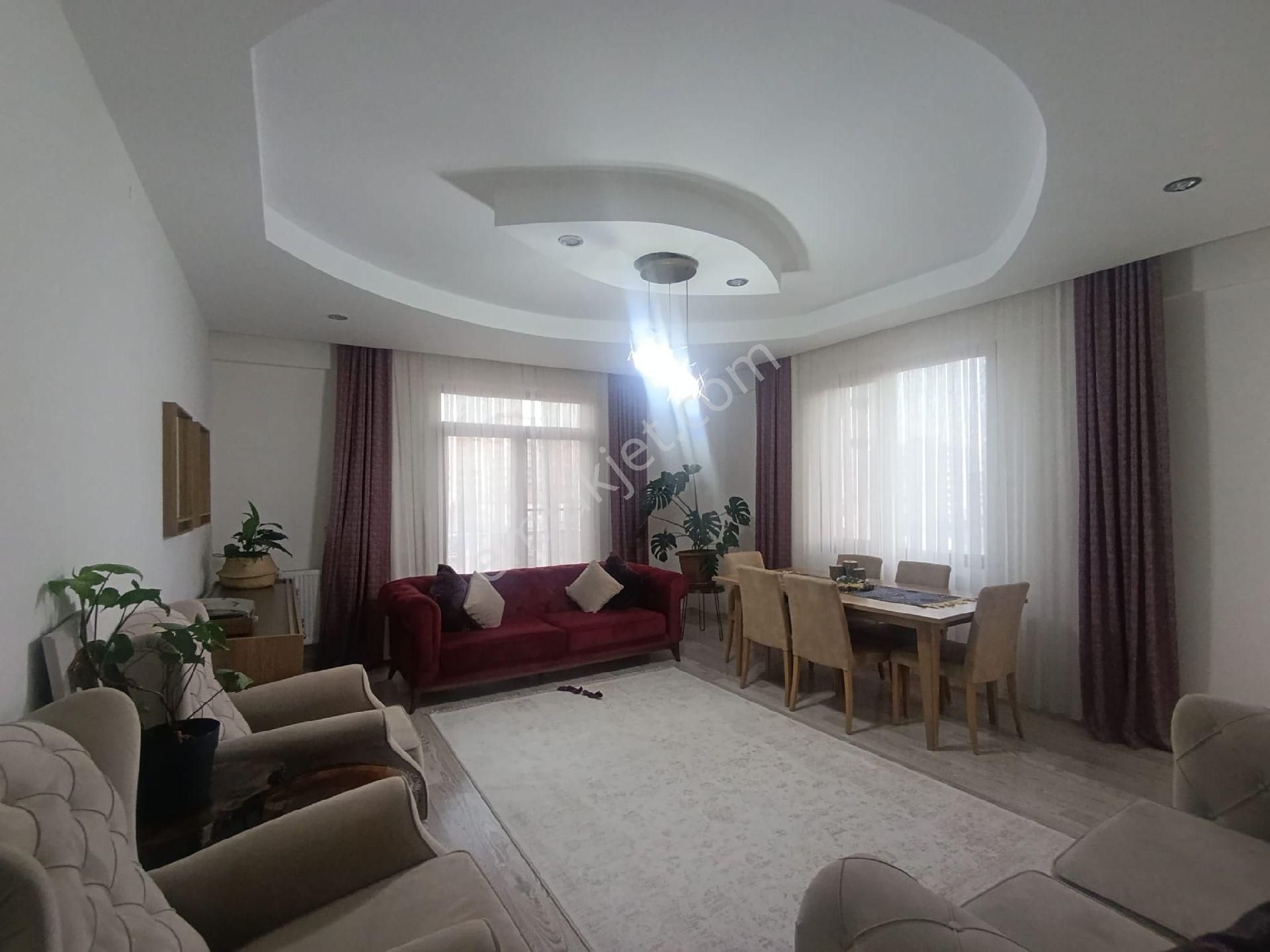 Barış Mahallesi Yeşil Kubbe Camii Civarında 3+1 Acil Satılık Daire!!!