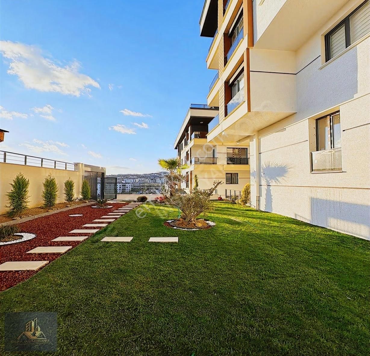 Beylikdüzü Kavaklı'da Satılık 2+1 Vadi Manzaralı Site İçi Daire