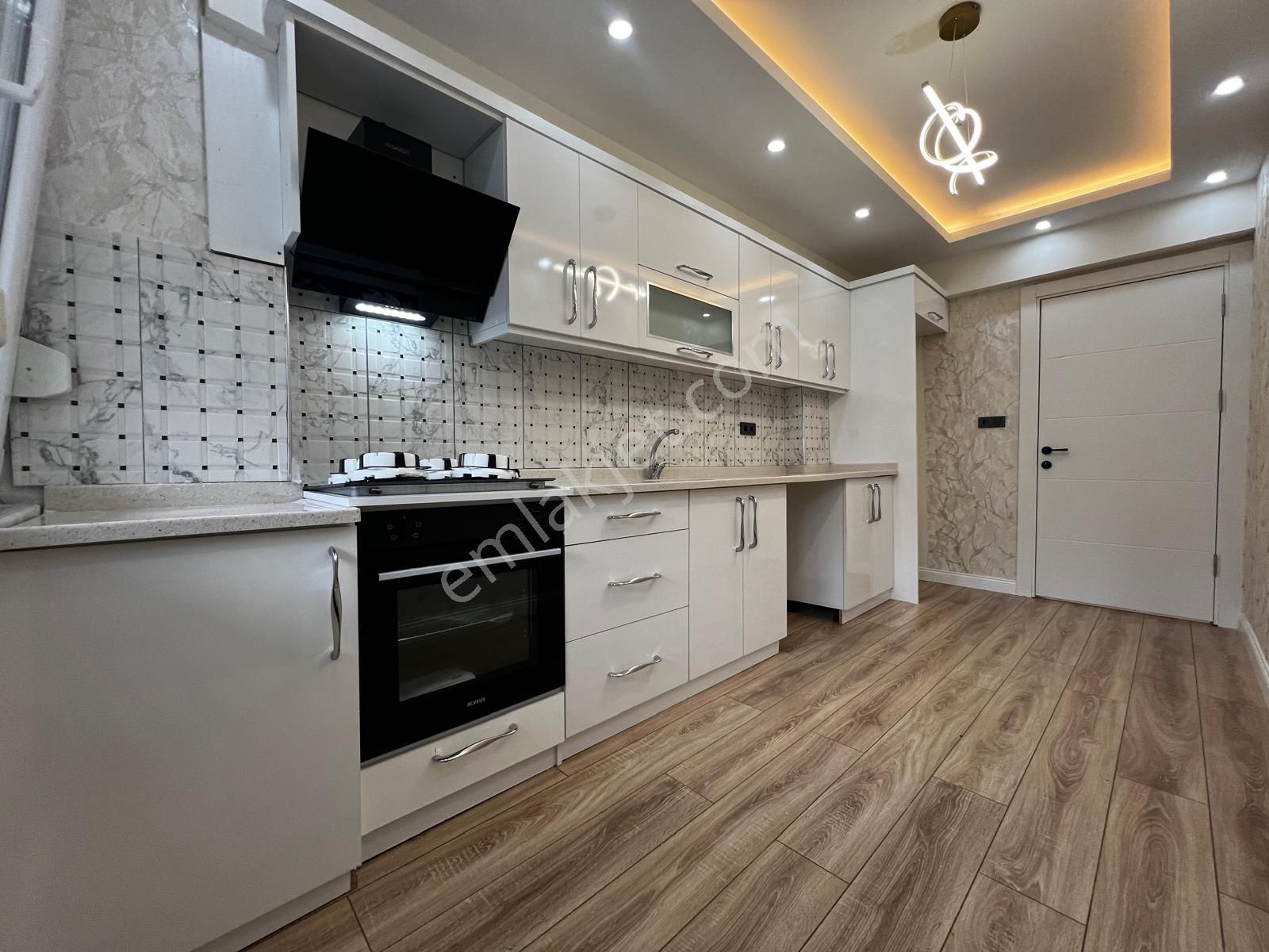 Yiğit'ten İkizçay'da Ayrı Mutfak 2+1 Şık Tasarımlı Ara Kat Daire