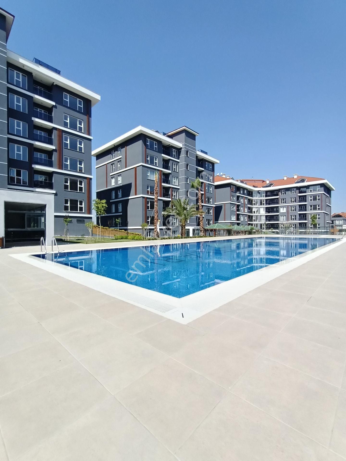 Silivri Atabek Konutlarında Havuz Peyzaj Cephe 3+1 Kiralık Daire - Görsel 3