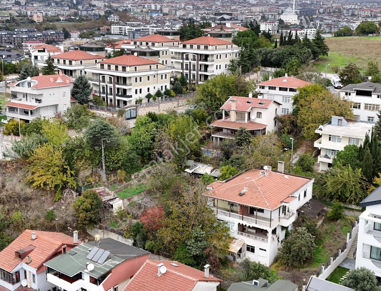 Beylikdüzü Kavaklıda 901 M² İçerisinde 3 Katlı Satılık Villa