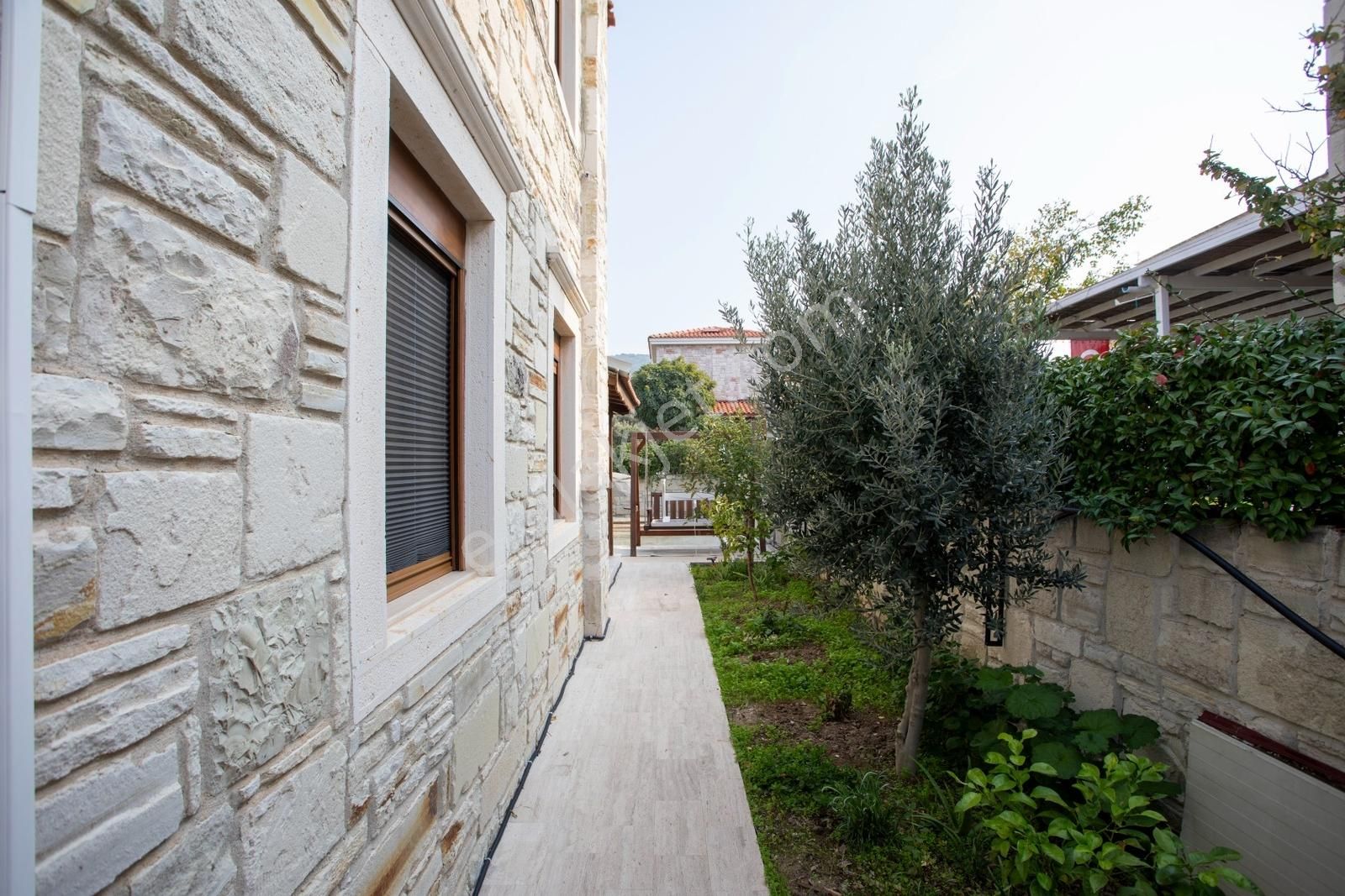 Eski Foça Atatürk Mah. Satılık 3+1 Tam Müstakil Havuzlu Villa - Görsel 7