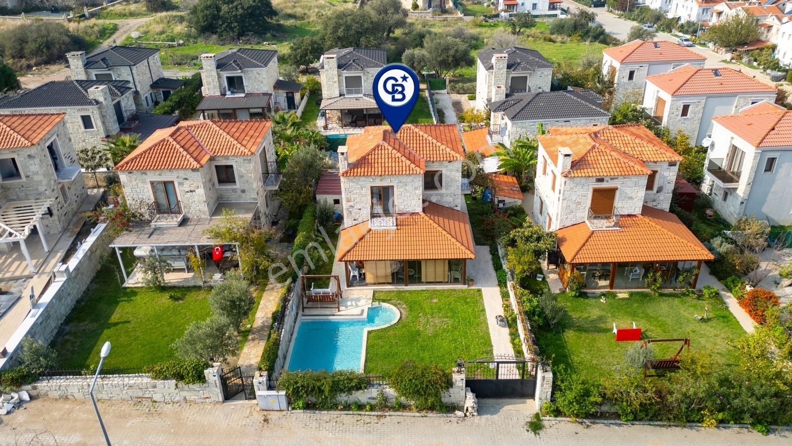 Eski Foça Atatürk Mah. Satılık 3+1 Tam Müstakil Havuzlu Villa