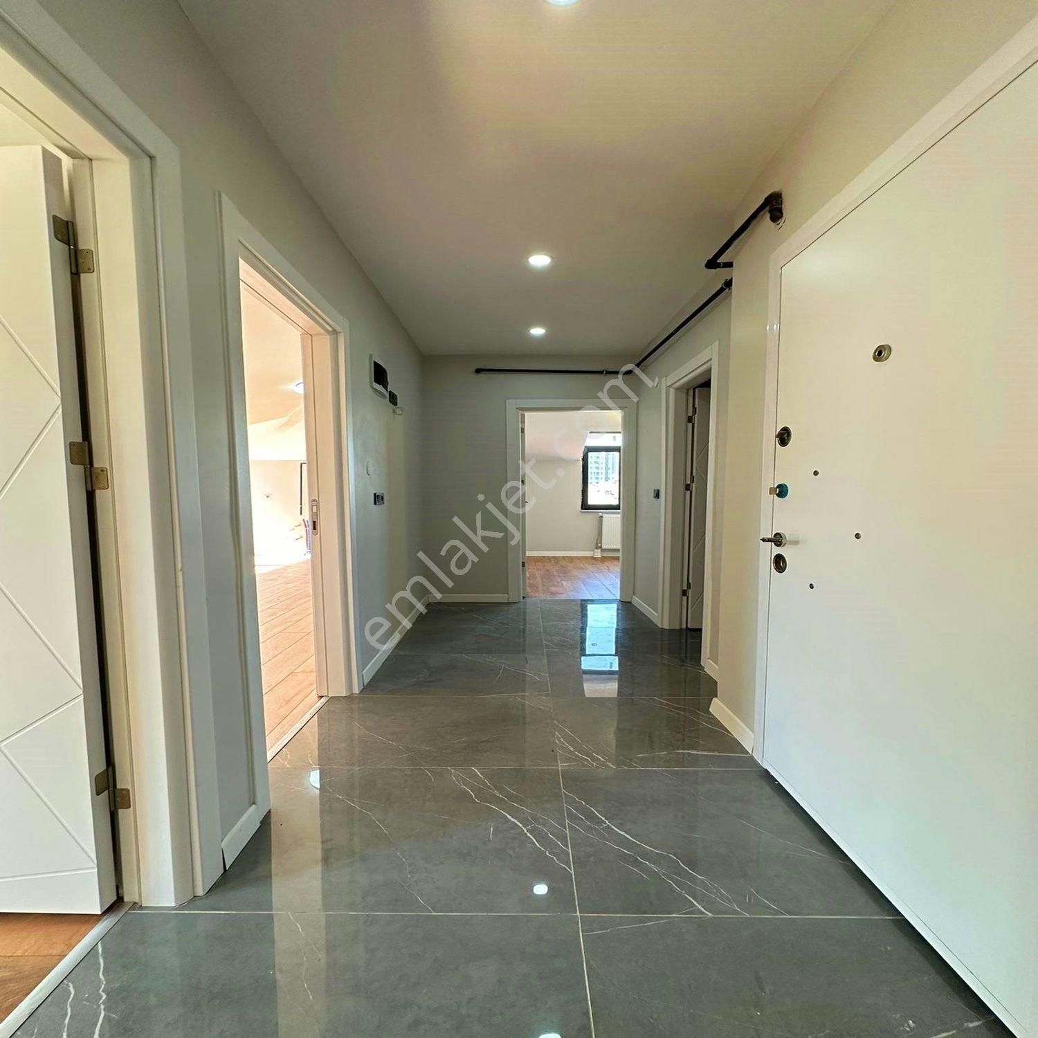 Beylikdüzü Yakuplu'da 5+2 195m2 Ön Cephe Dubleks Daire Fırsatı - Görsel 3