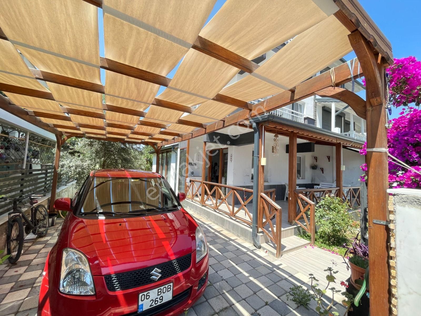 İzmir Seferihisar Doğanbey'de Otoparklı Geniş Bahçeli Ferah Satılık 3+1 Villa