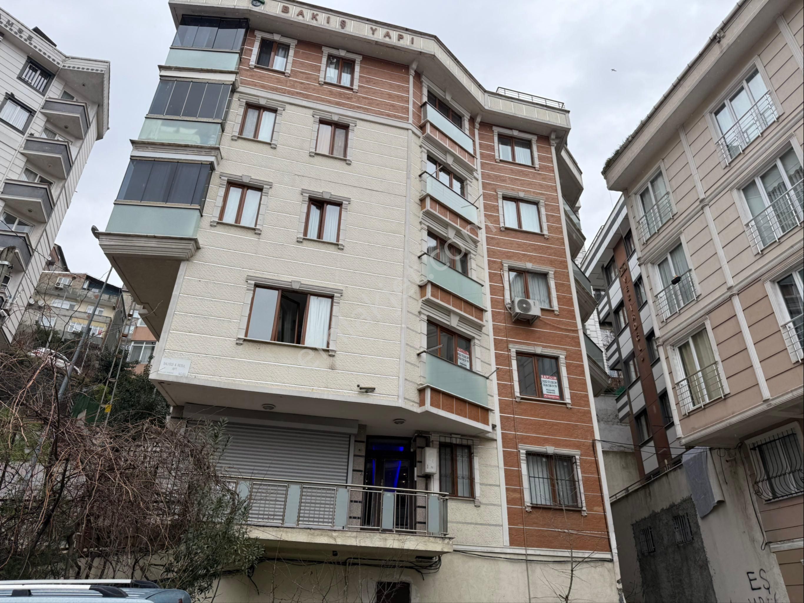 Cadde Arkası 1.kat Ayrı Mutfaklı Geniş Ferah 1+1 Lüks Daire