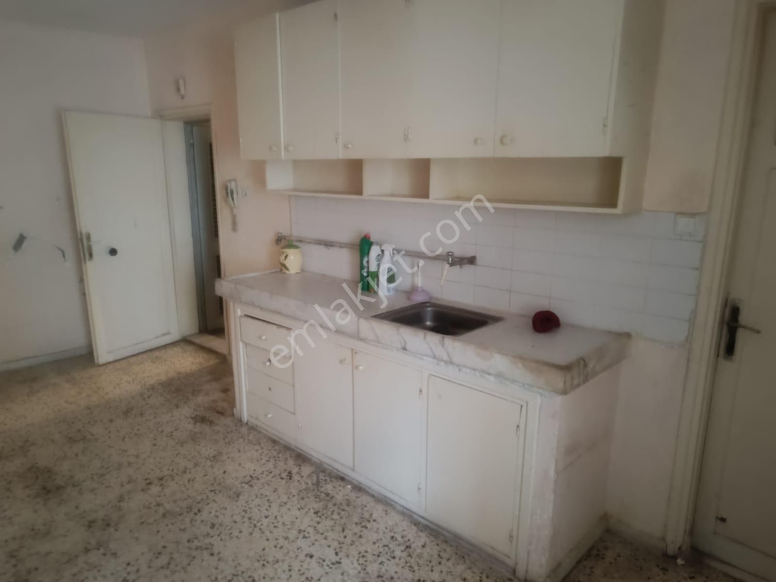 Güzelyalı Mahallesi T.özala 1 Dakika Mesafede 2+1 Açık Mutfak Kiralık Daire