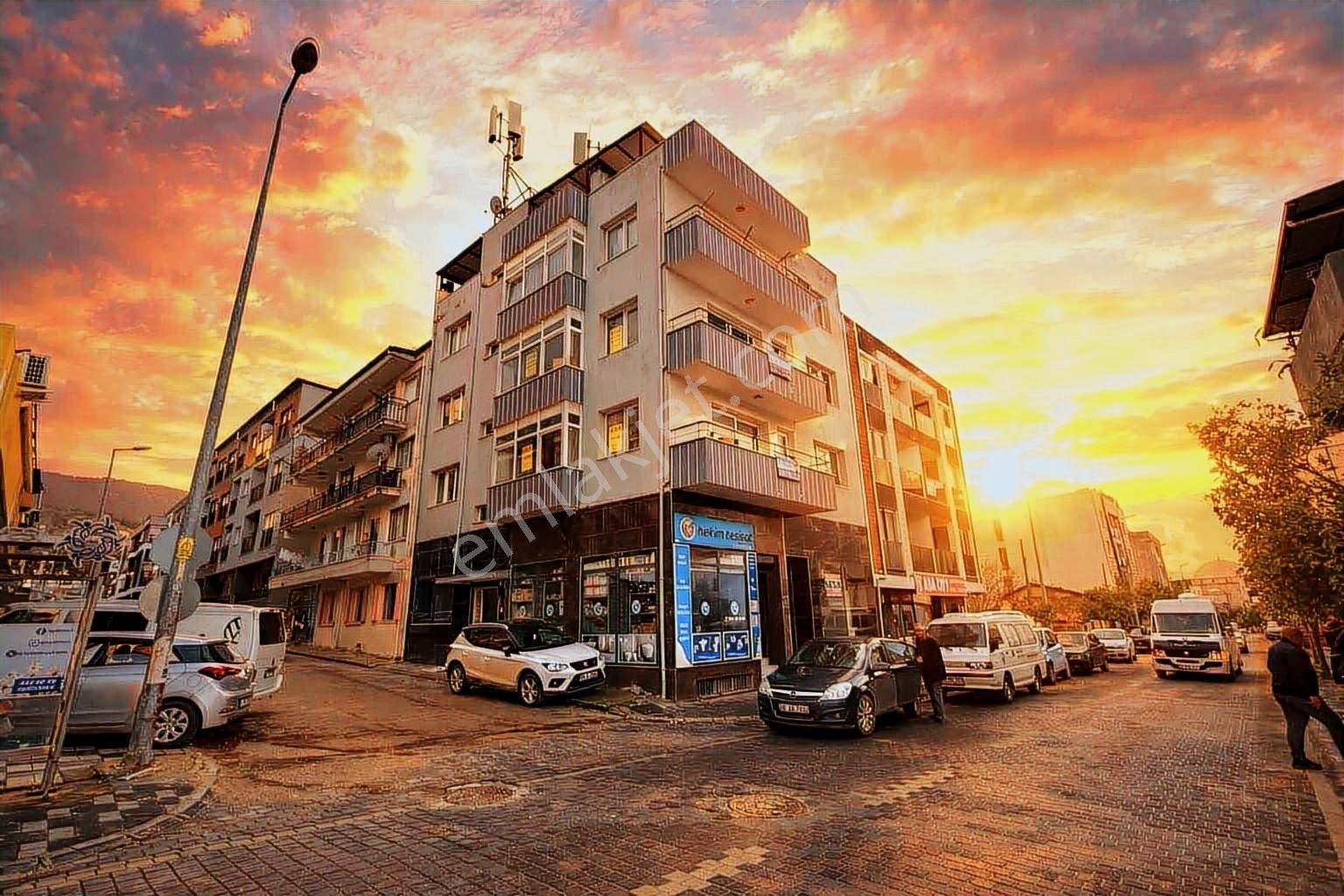 Davutlar'da Ayrı Mutfak Ebeveyn Banyolu 3+1 Daire