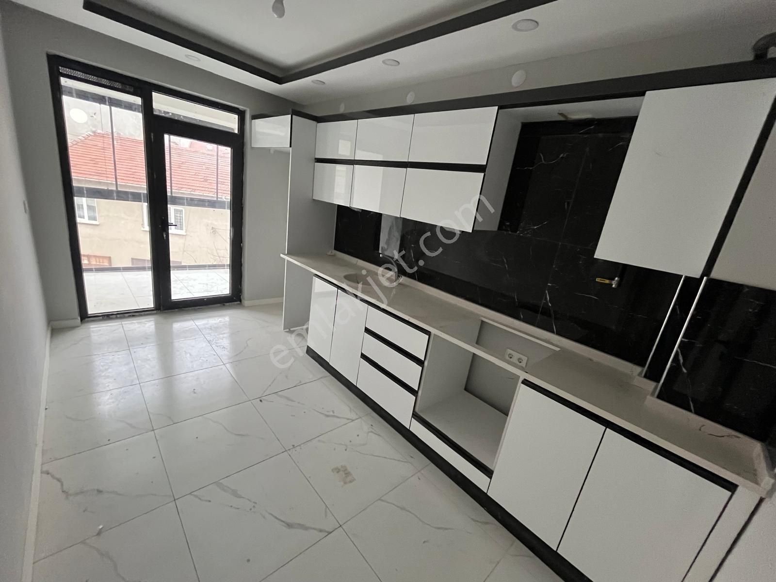 Çamlıca Mh Güzel Konumda Arakat Önü Açık Satılık 2+1 Daire Ss-8