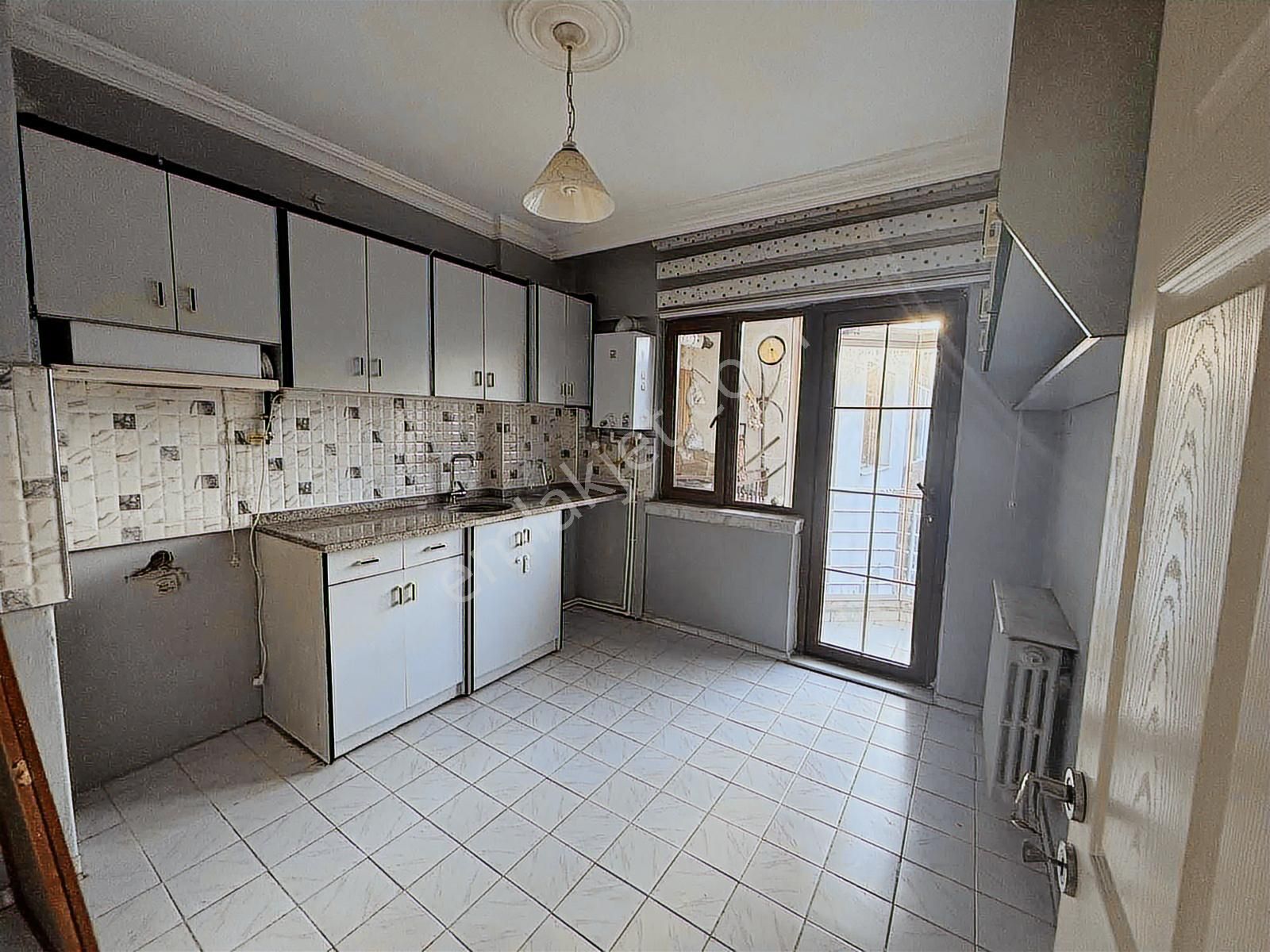 İstiklal Mahallesinde Kiralık 2+1 Daire - Görsel 2