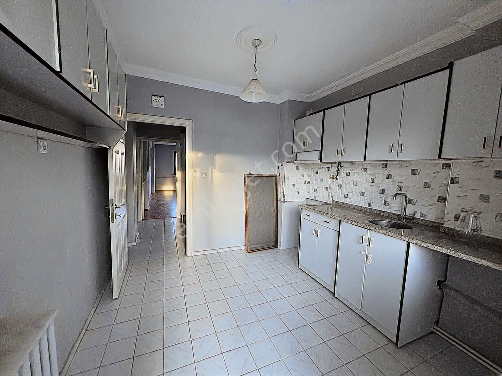 İstiklal Mahallesinde Kiralık 2+1 Daire - Görsel 16