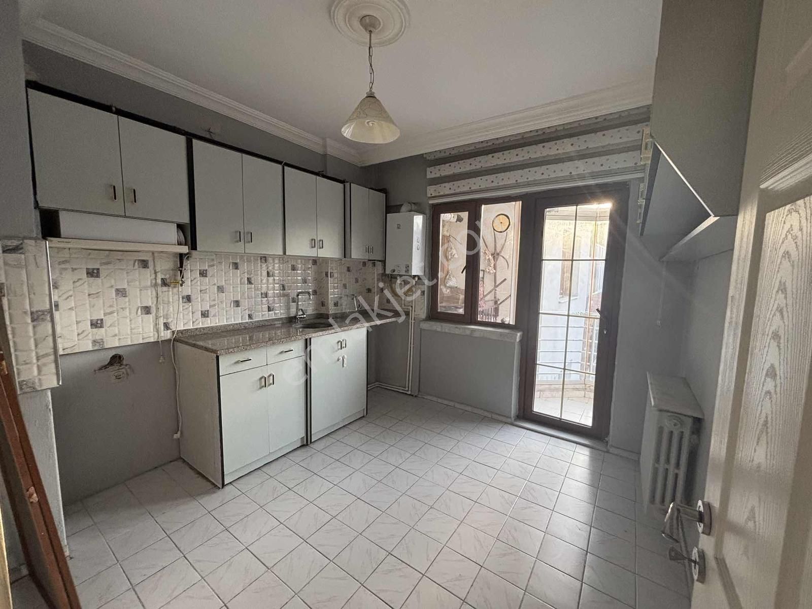 İstiklal Mahallesinde Kiralık 2+1 Daire - Görsel 35