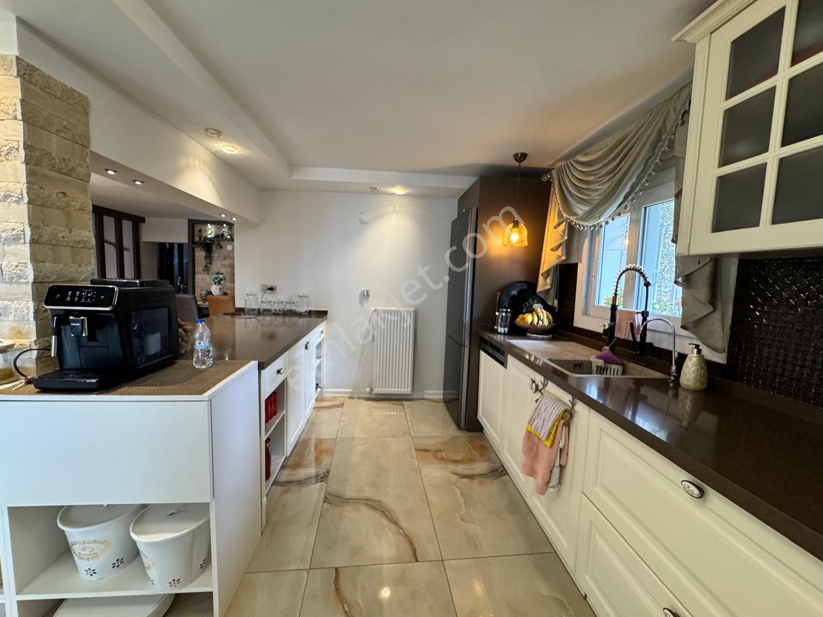 Kuşadası'nda Müstakil Deniz Manzaralı Havuzlu Sitede Ful Eşyalı Satılık Villa - Görsel 18